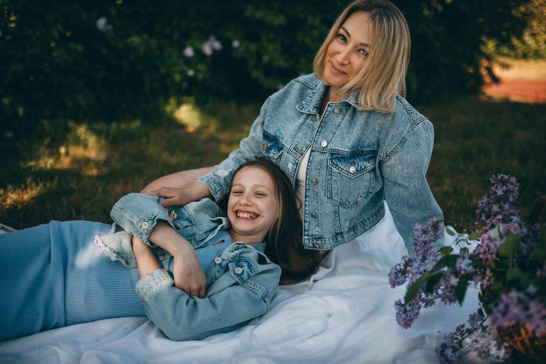 Фотосессия мамы и дочки на природе Mammas un meitas fotosesija dabā. Fotogrāfs Rīgā — Katerina Gordik