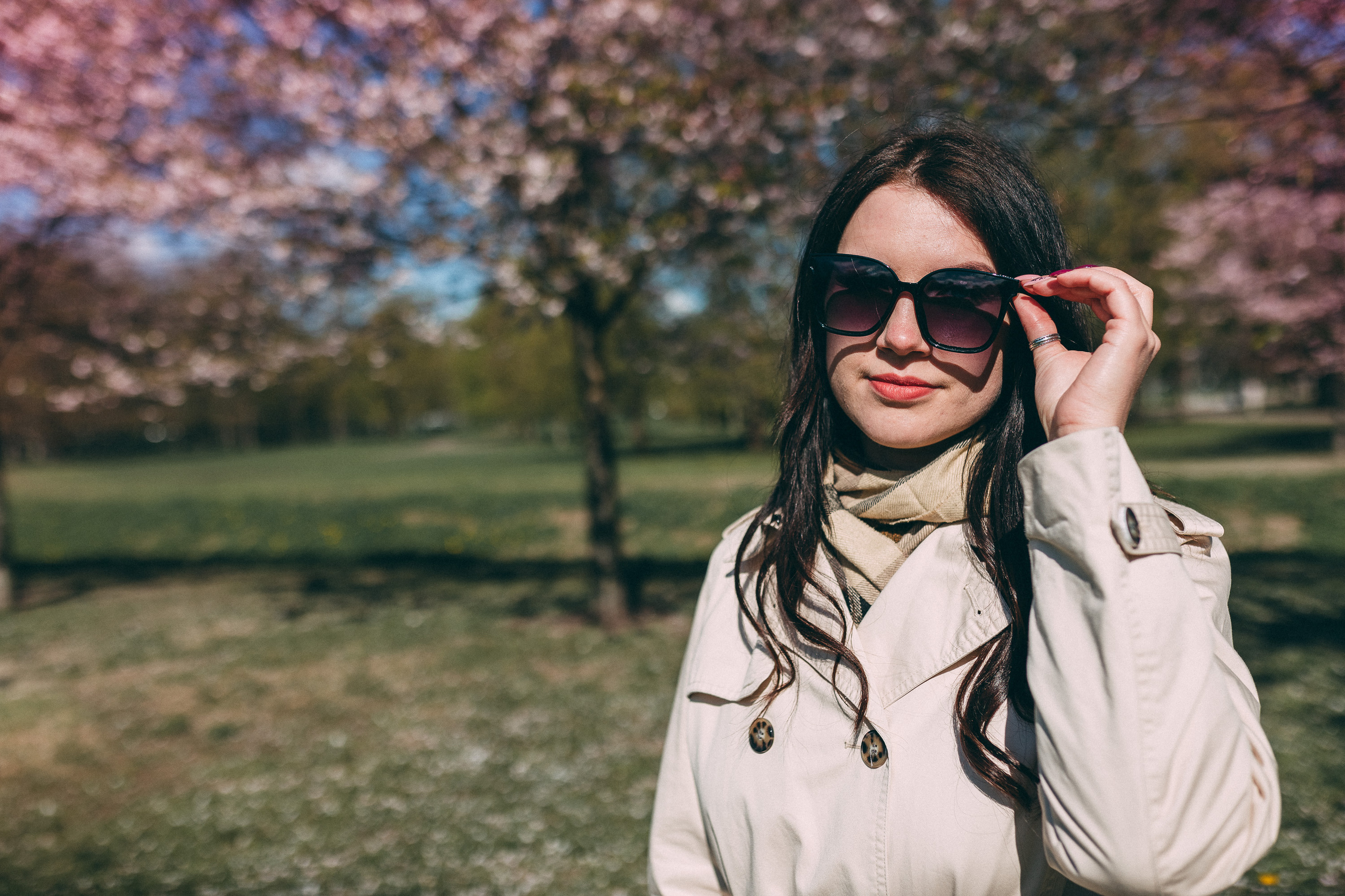 Sieviešu fotosesija ziedonī. Fotogrāfs Rīgā — Katerina Gordik
