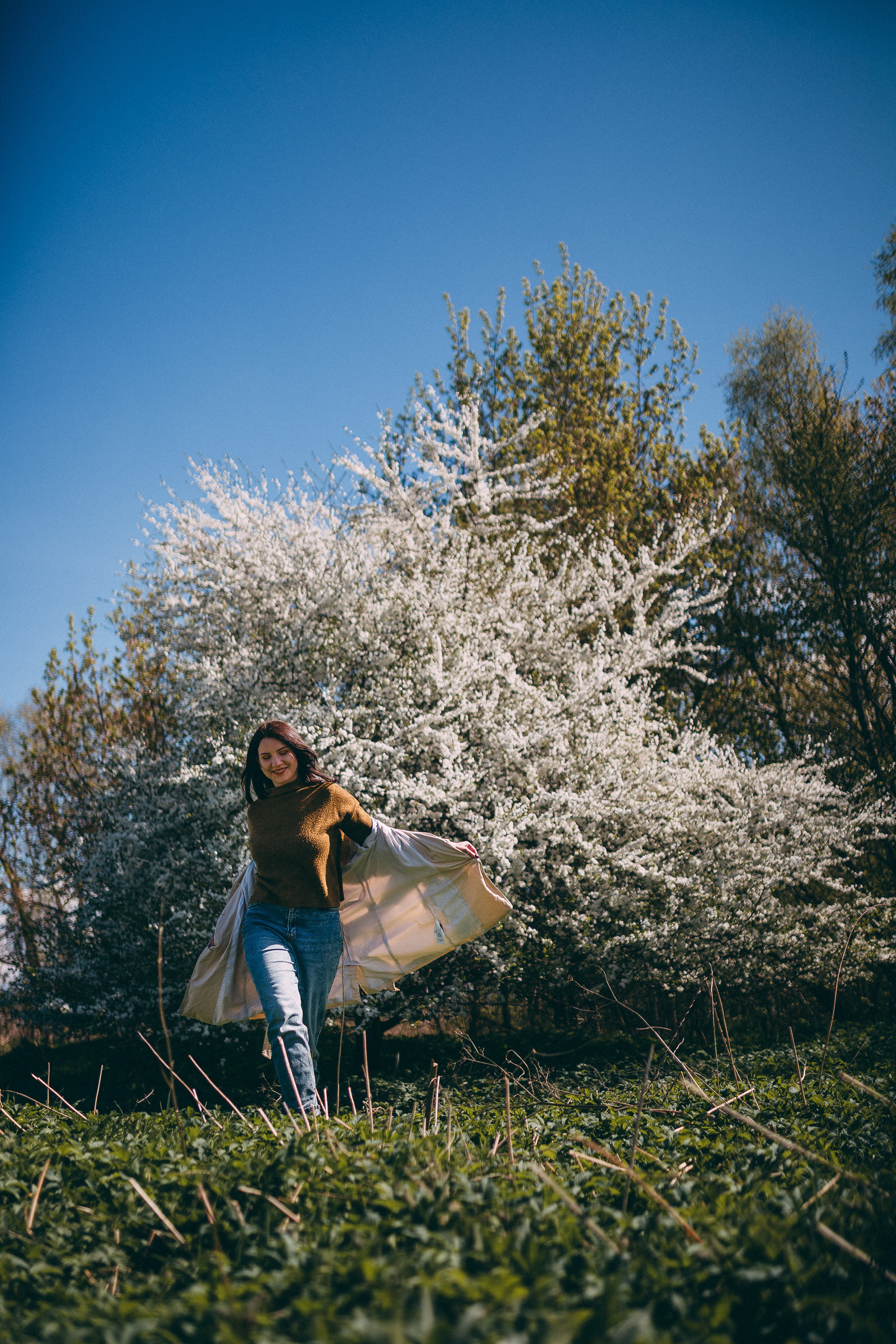 Sieviešu fotosesija ziedonī. Fotogrāfs Rīgā — Katerina Gordik