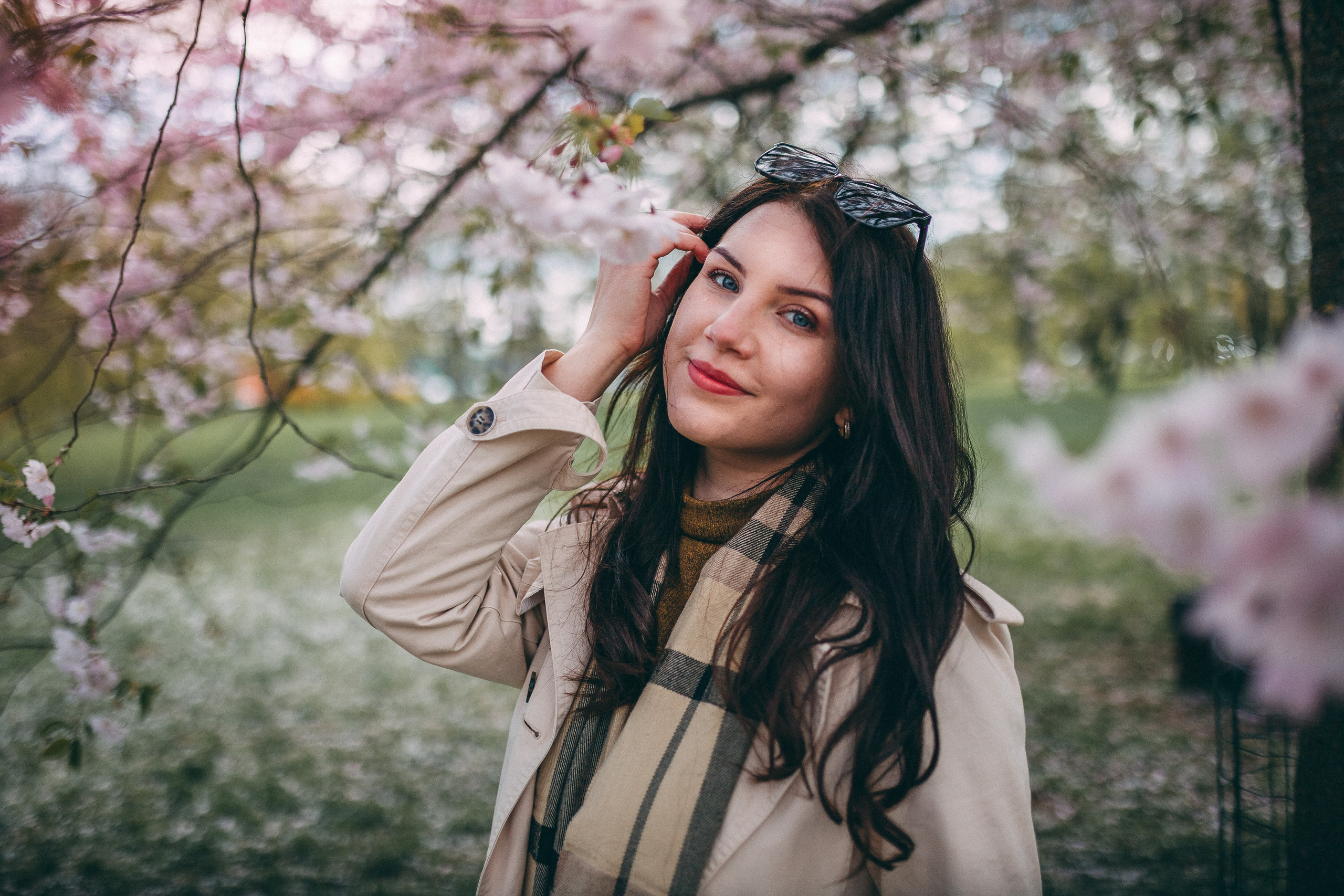 Sieviešu fotosesija ziedonī. Fotogrāfs Rīgā — Katerina Gordik