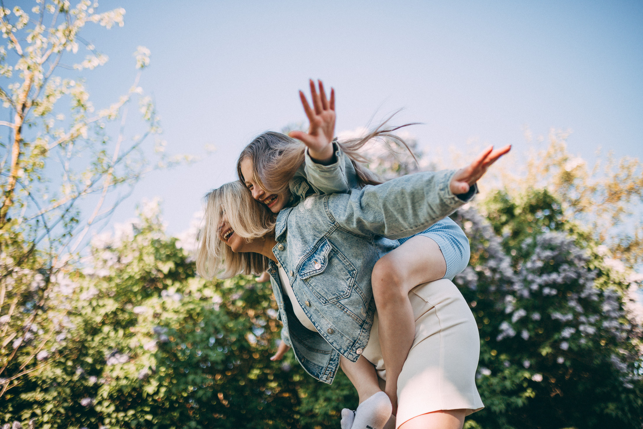Фотосессия мамы и дочки на природе Mammas un meitas fotosesija dabā. Fotogrāfs Rīgā — Katerina Gordik