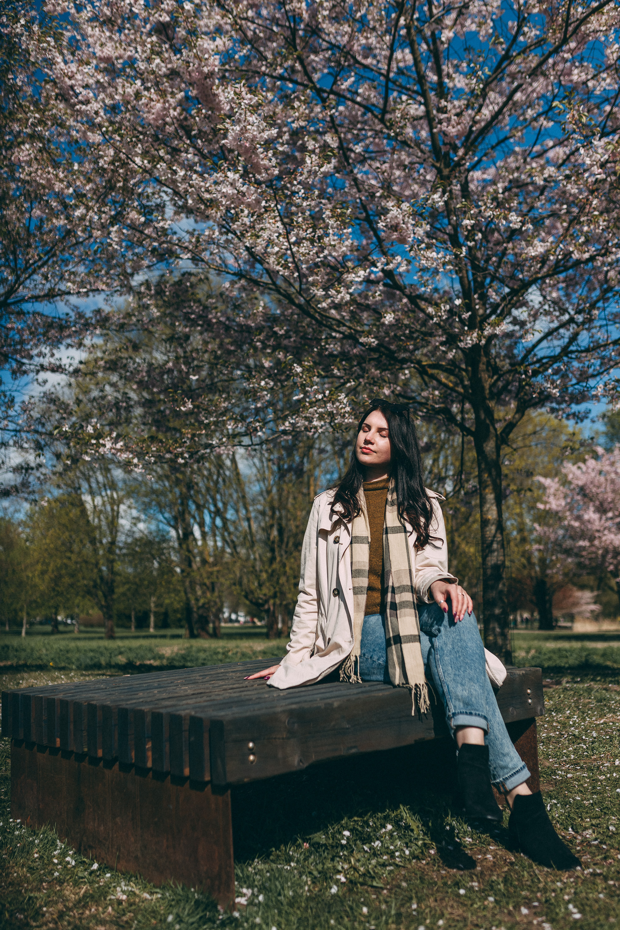Sieviešu fotosesija ziedonī. Fotogrāfs Rīgā — Katerina Gordik
