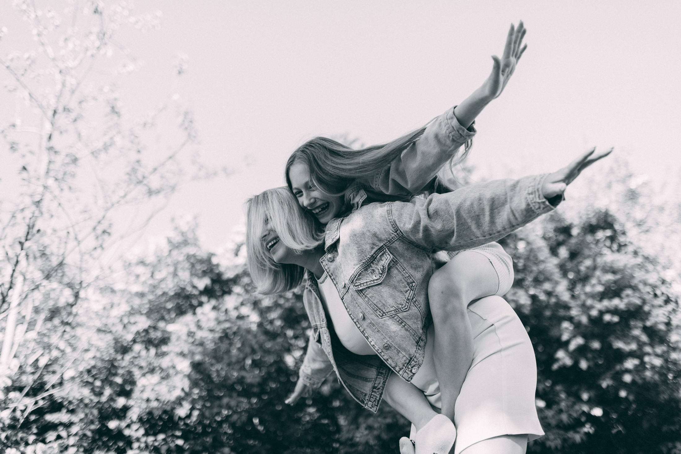 Фотосессия мамы и дочки на природе Mammas un meitas fotosesija dabā. Fotogrāfs Rīgā — Katerina Gordik