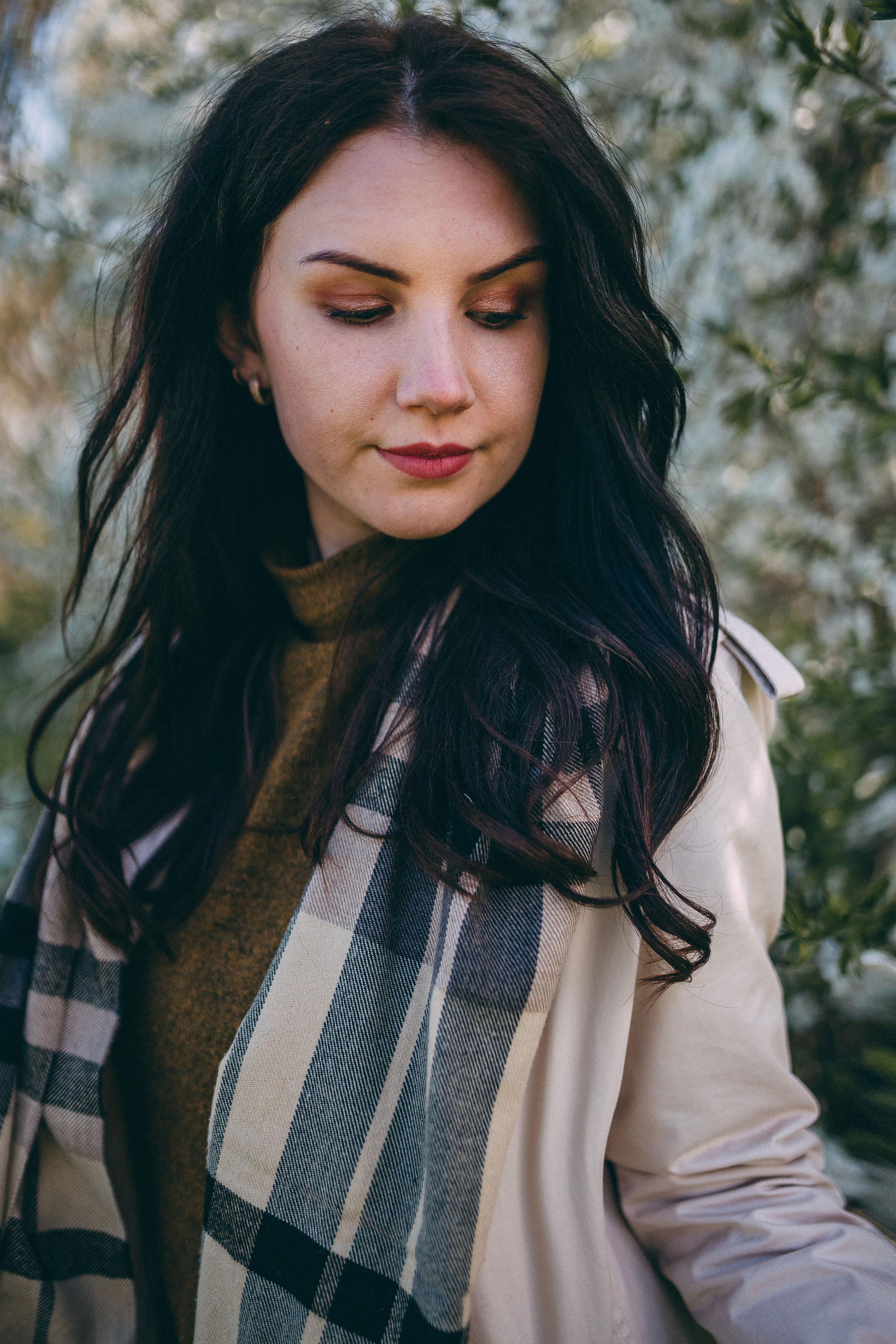 Sieviešu fotosesija ziedonī. Fotogrāfs Rīgā — Katerina Gordik