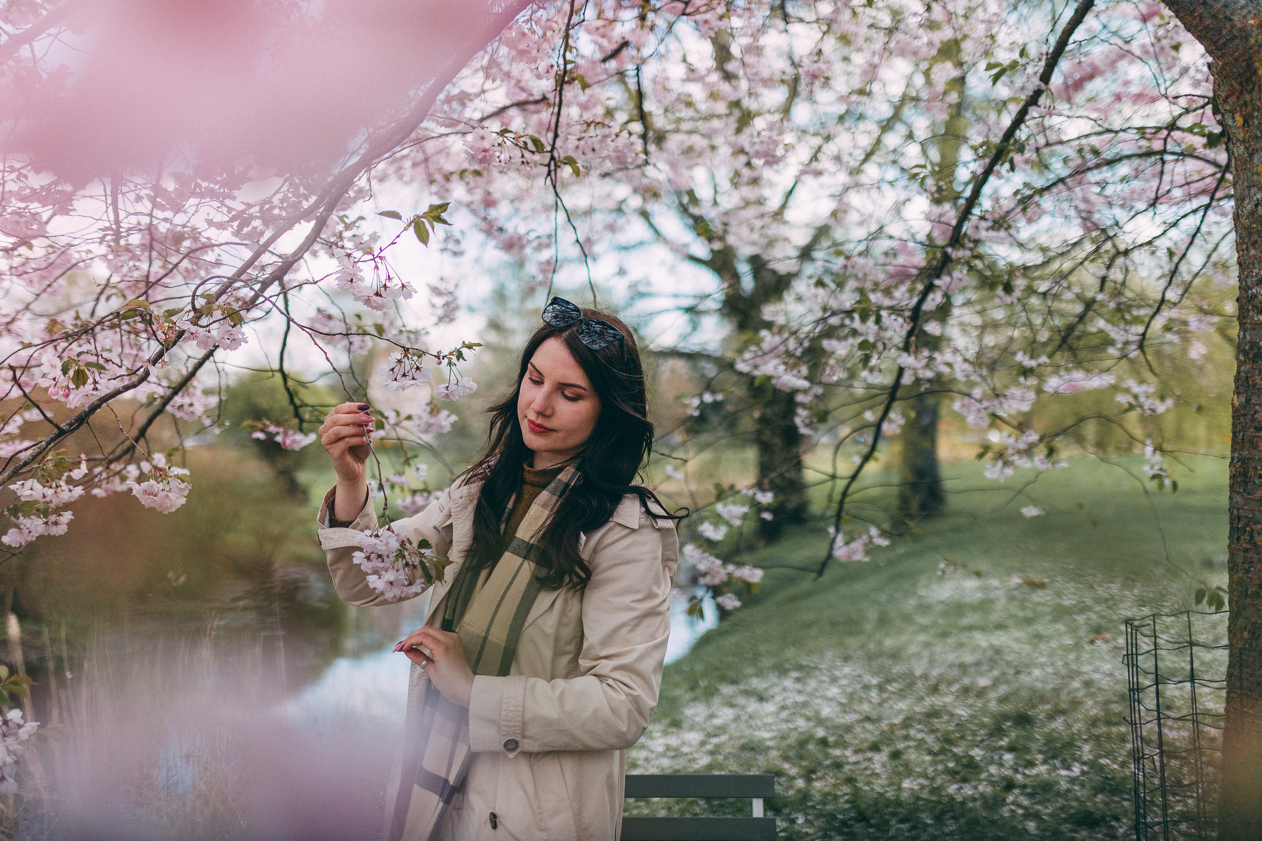 Sieviešu fotosesija ziedonī. Fotogrāfs Rīgā — Katerina Gordik