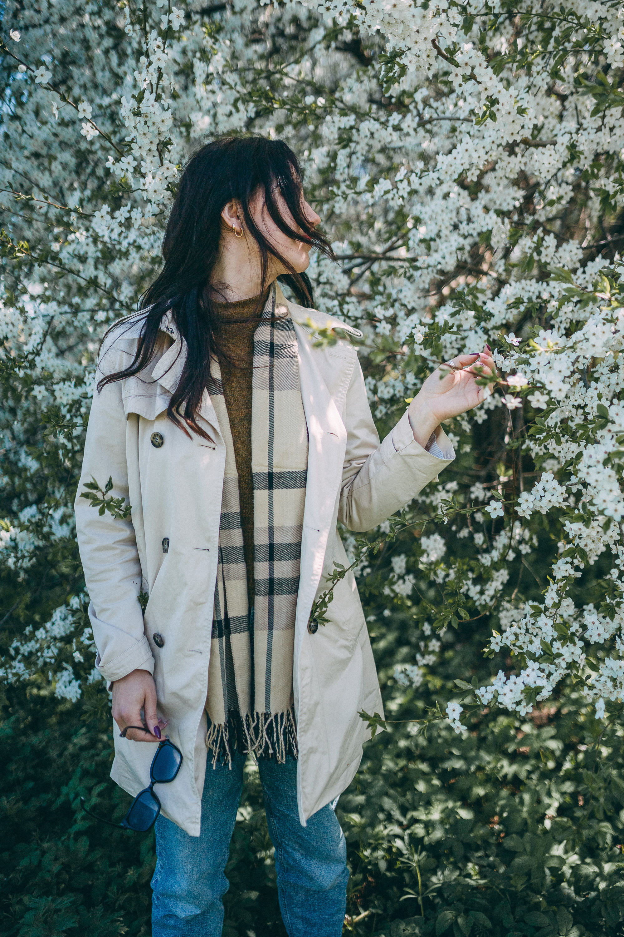 Sieviešu fotosesija ziedonī. Fotogrāfs Rīgā — Katerina Gordik