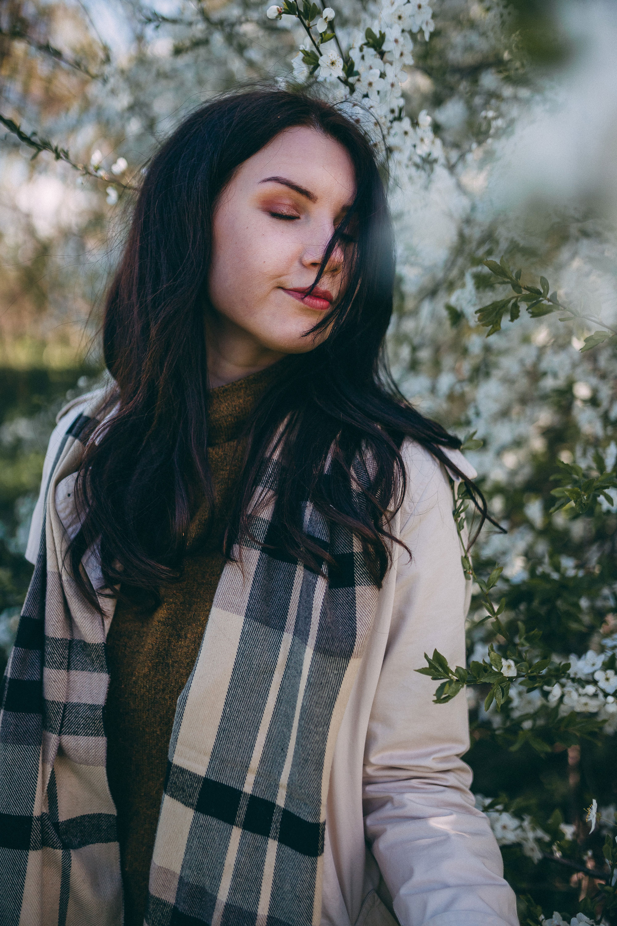 Sieviešu fotosesija ziedonī. Fotogrāfs Rīgā — Katerina Gordik