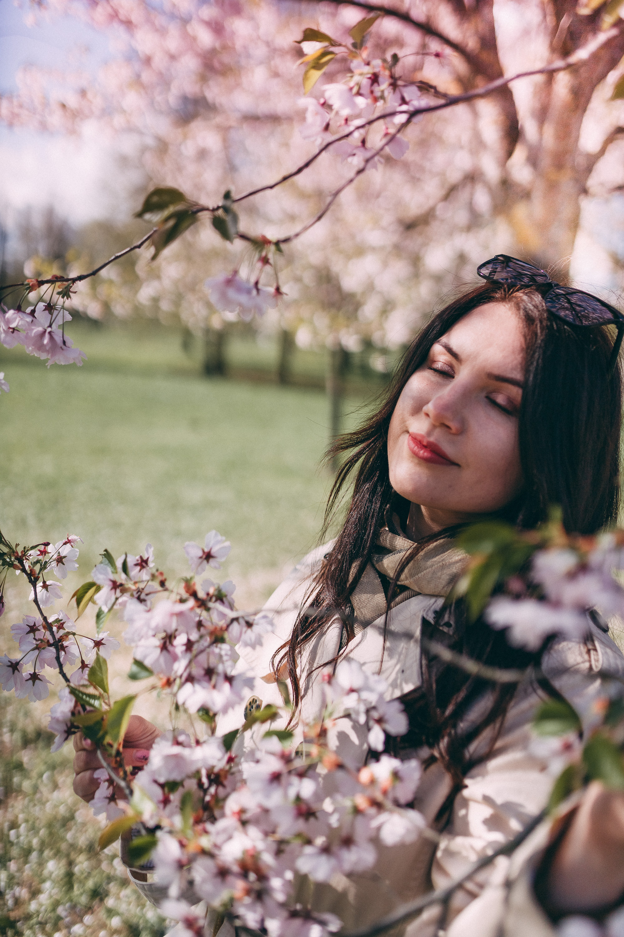 Sieviešu fotosesija ziedonī. Fotogrāfs Rīgā — Katerina Gordik