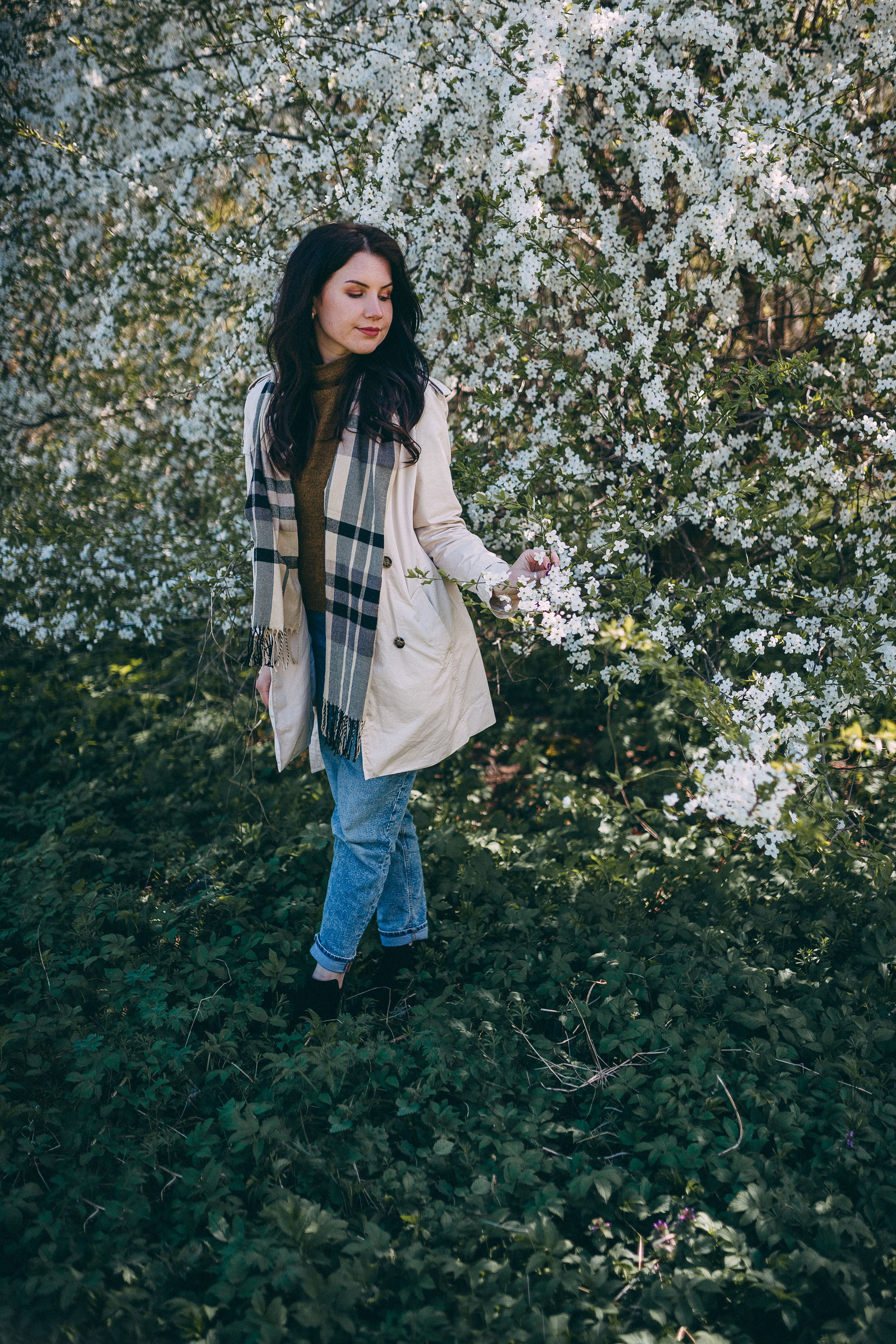 Sieviešu fotosesija ziedonī. Fotogrāfs Rīgā — Katerina Gordik