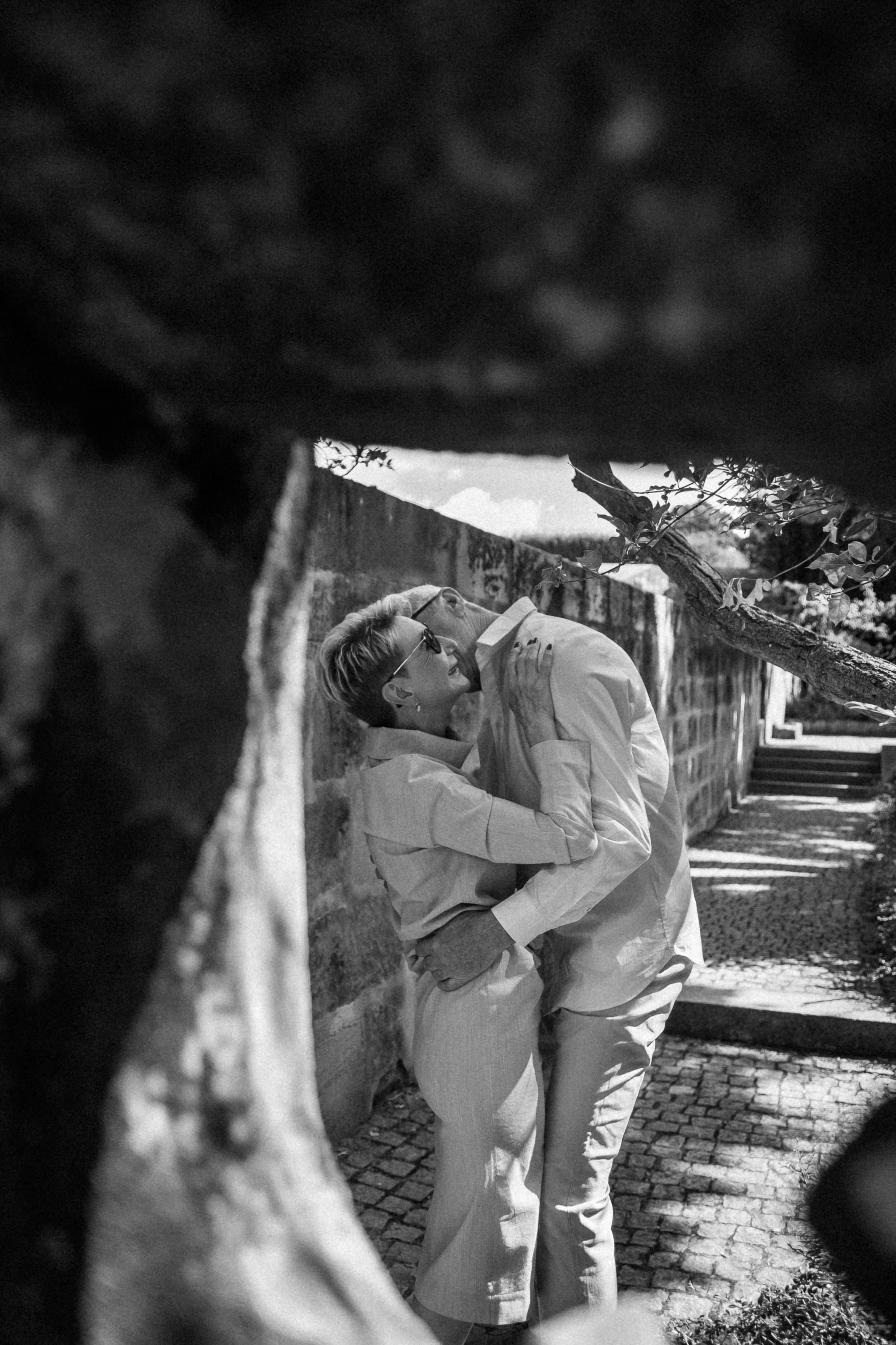 Ein inniger Kuss zwischen einem verliebten Paar in Nürnberg.