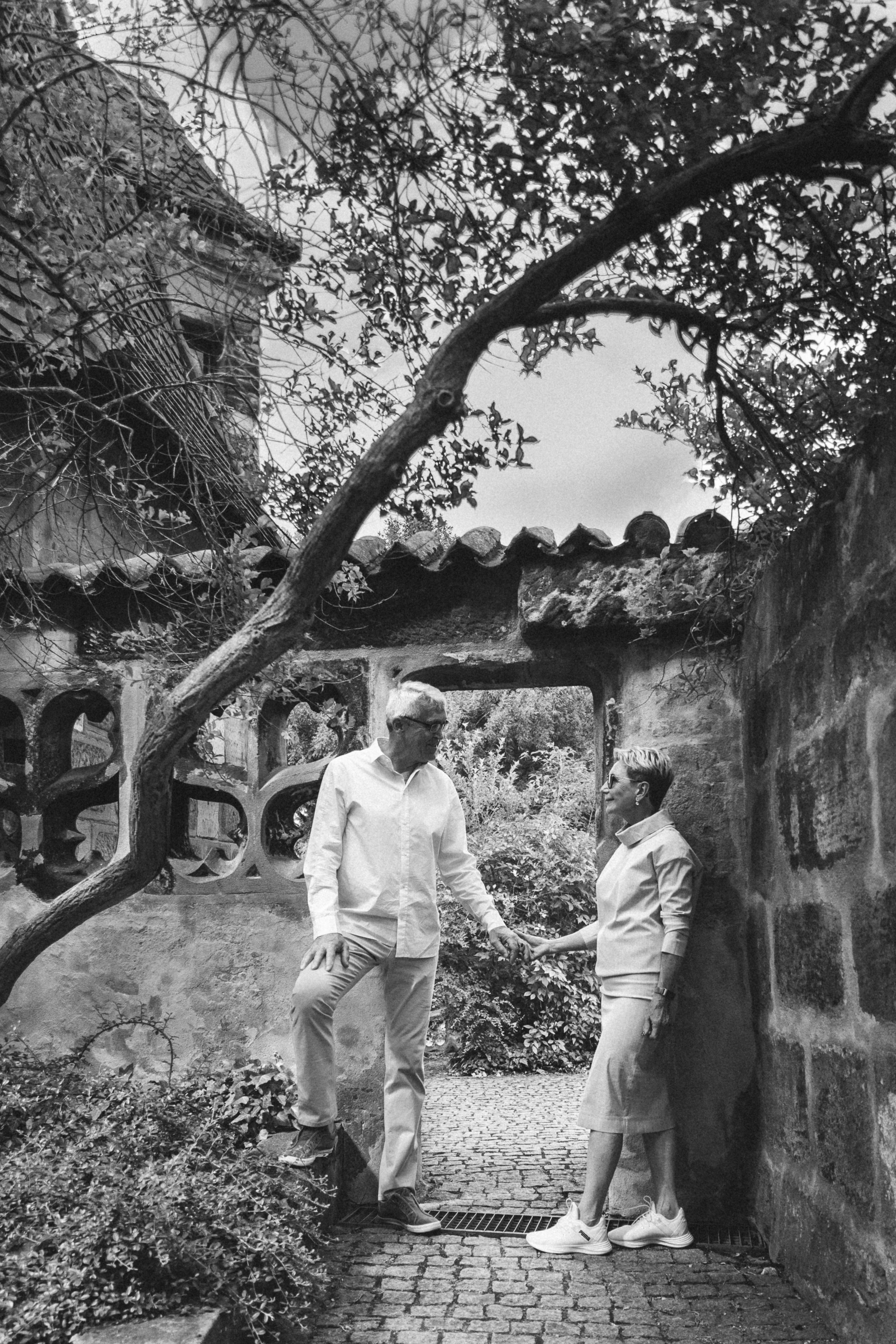 Das Paar lächelt sich gegenseitig verliebt an.