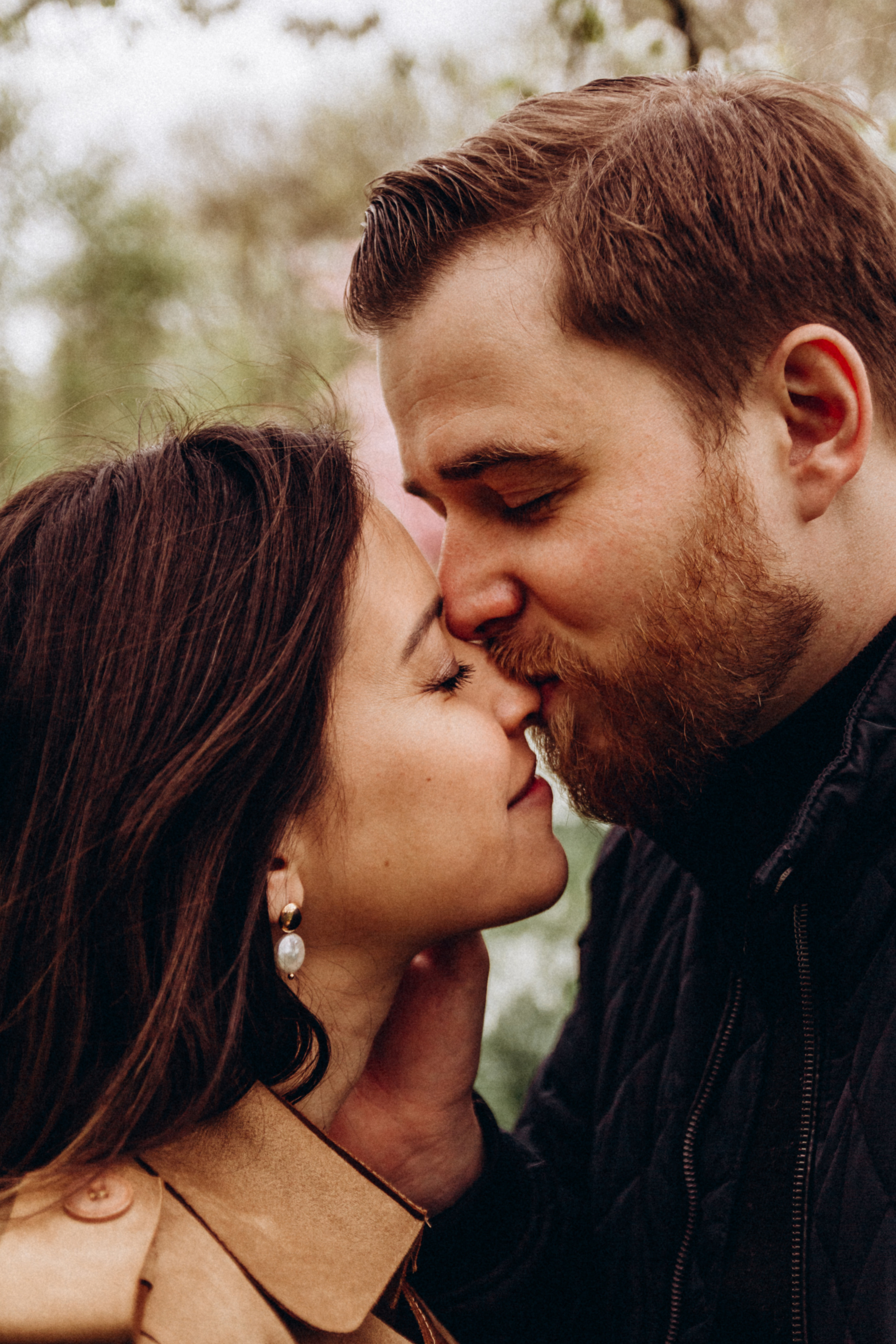Verliebtes Paar kurz vor dem Kuss – gefühlvolles Paarshooting im Grünen in Nürnberg