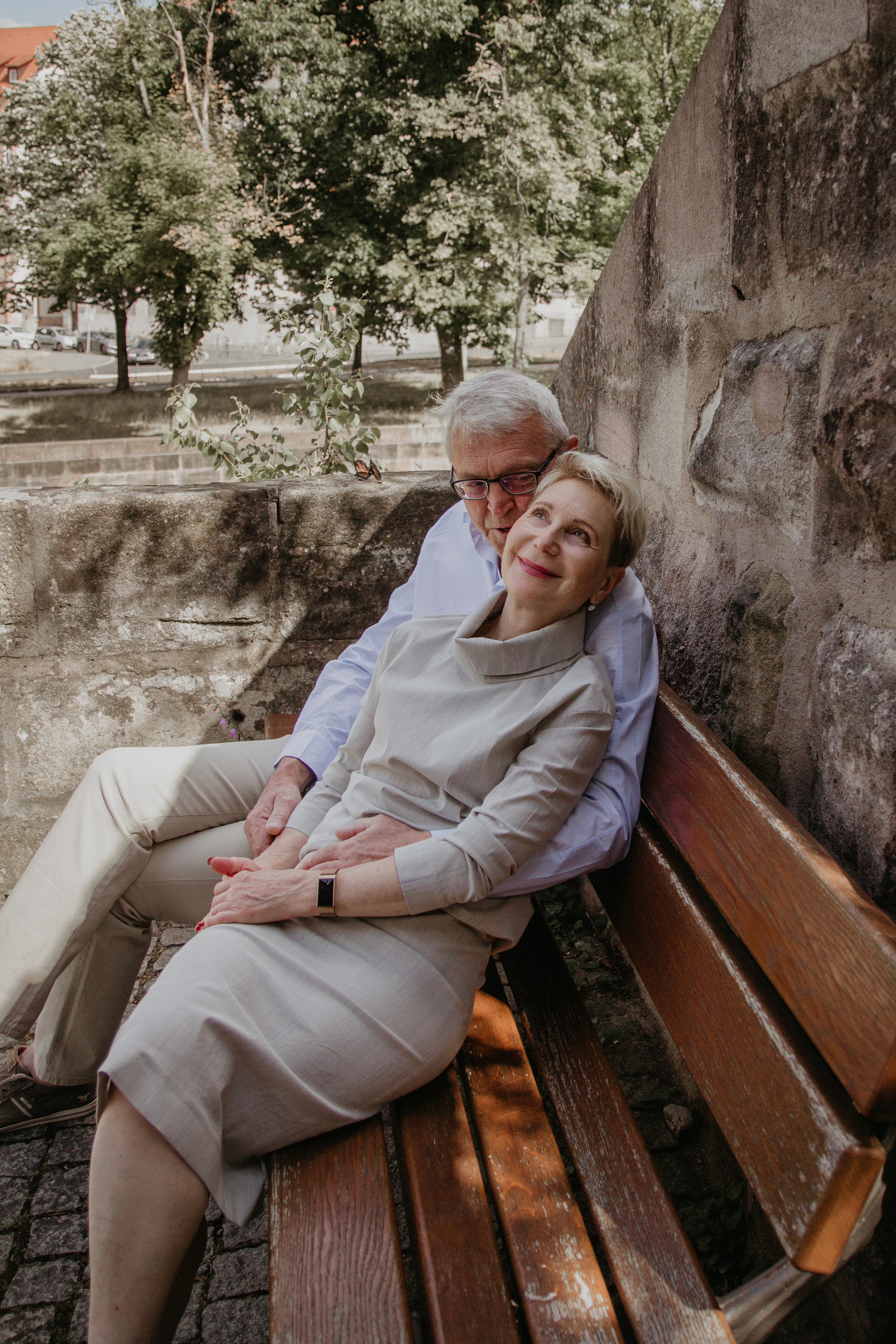 Das Paar macht eine Pause auf einer Bank