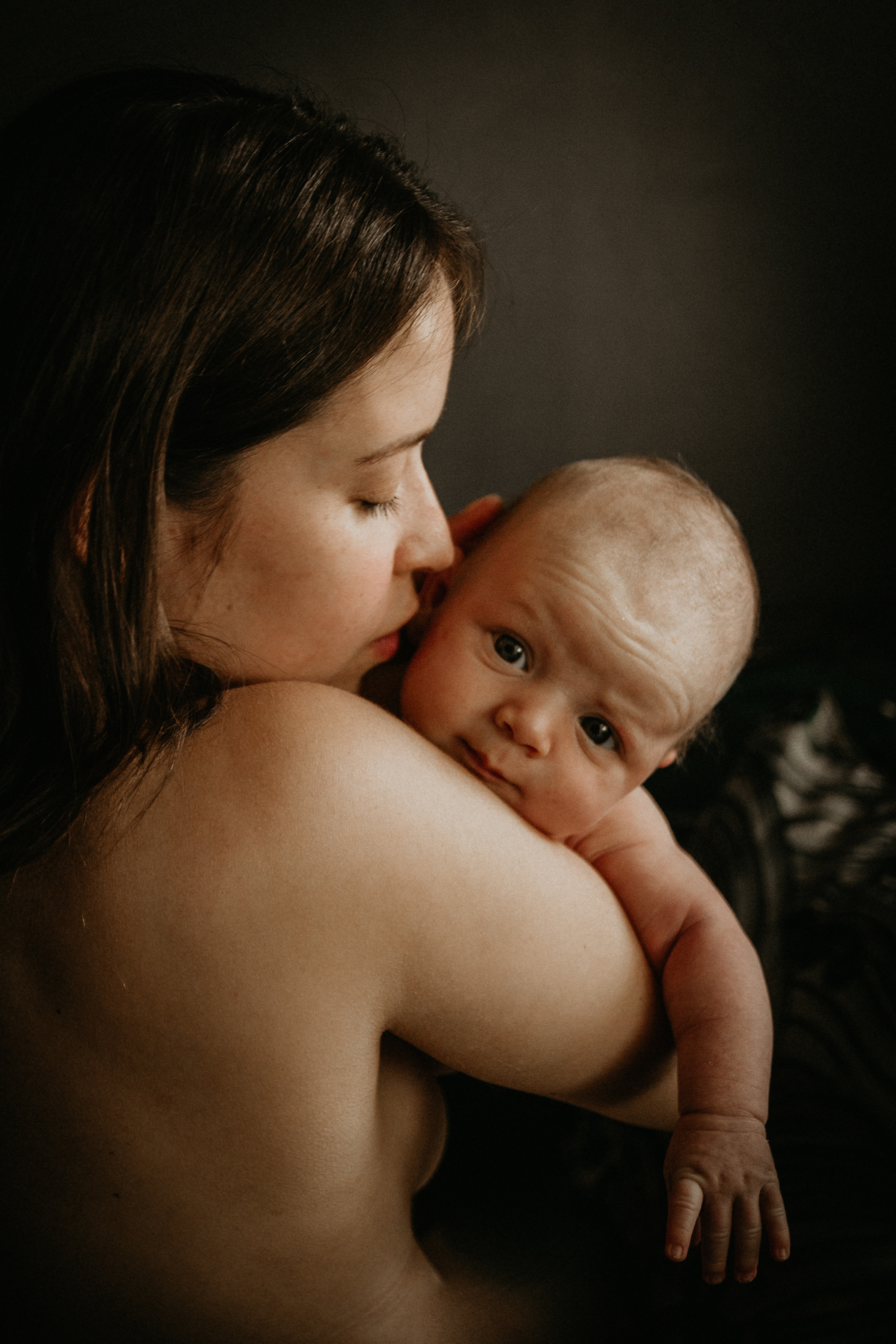 Inniger Moment beim Stillen - Mutter stillt ihr Baby während eines natürlichen Stillfotoshootings zu Hause in Nürnberg