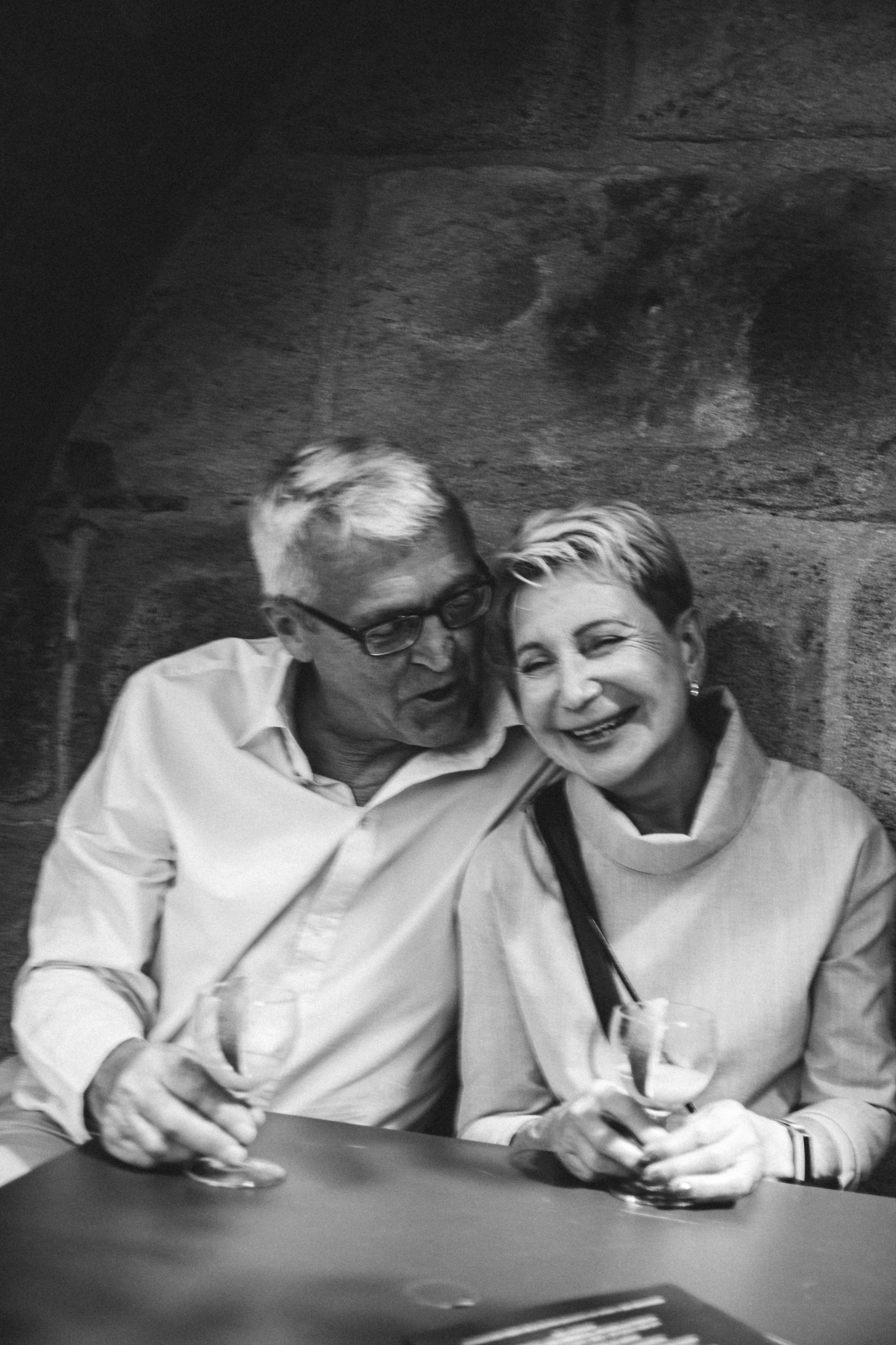 Ein Paar lacht gemeinsam, während es in einem Cafe in Nürnberg sitzt.