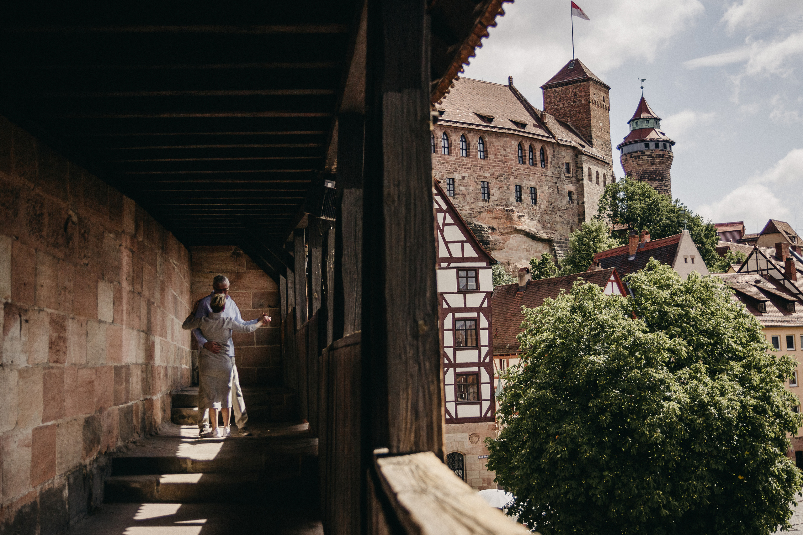 Ein Paar tanzt liebevoll auf der Kaiserburg.