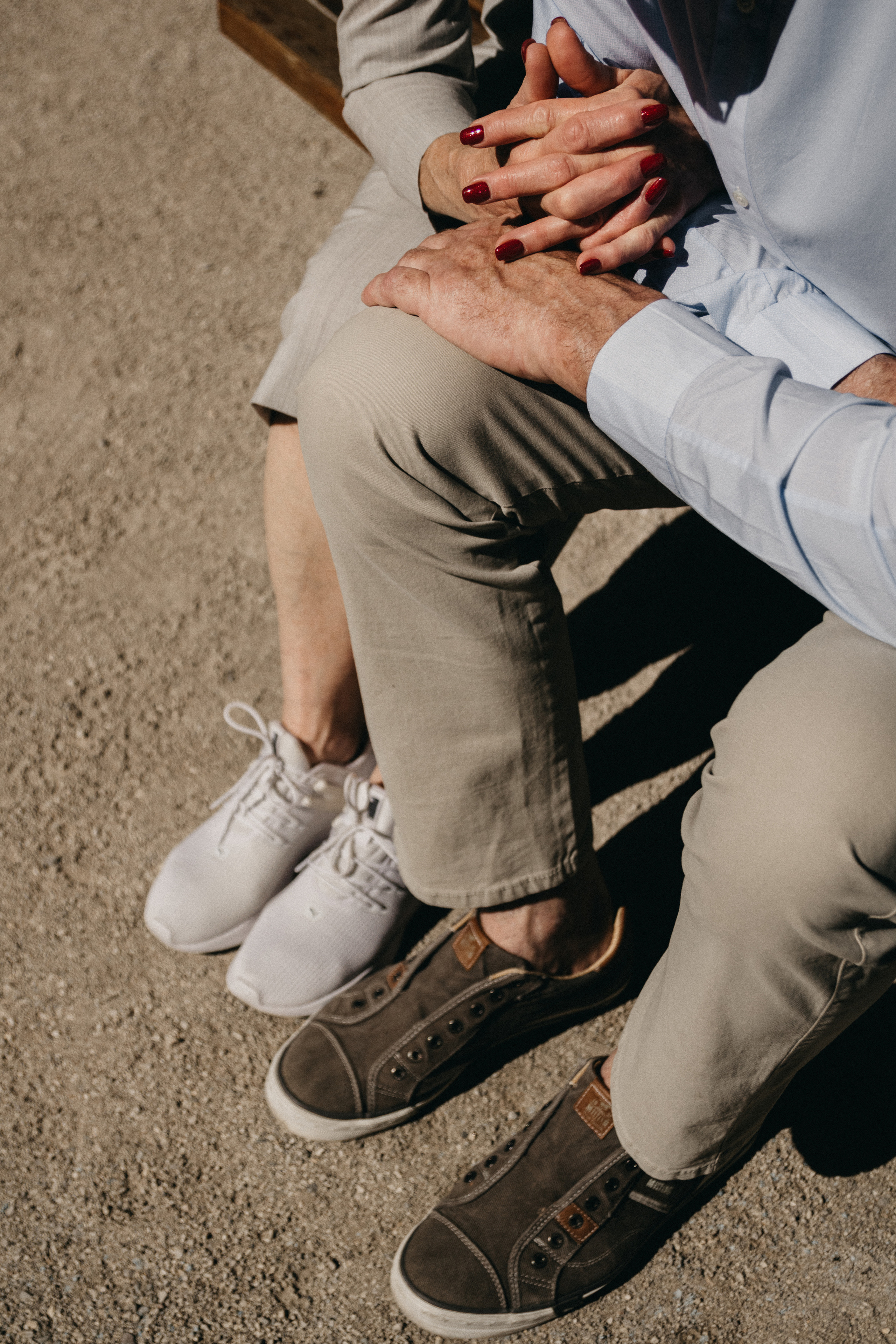 Nahaufnahmen von Händen, die sich ineinander verweben.