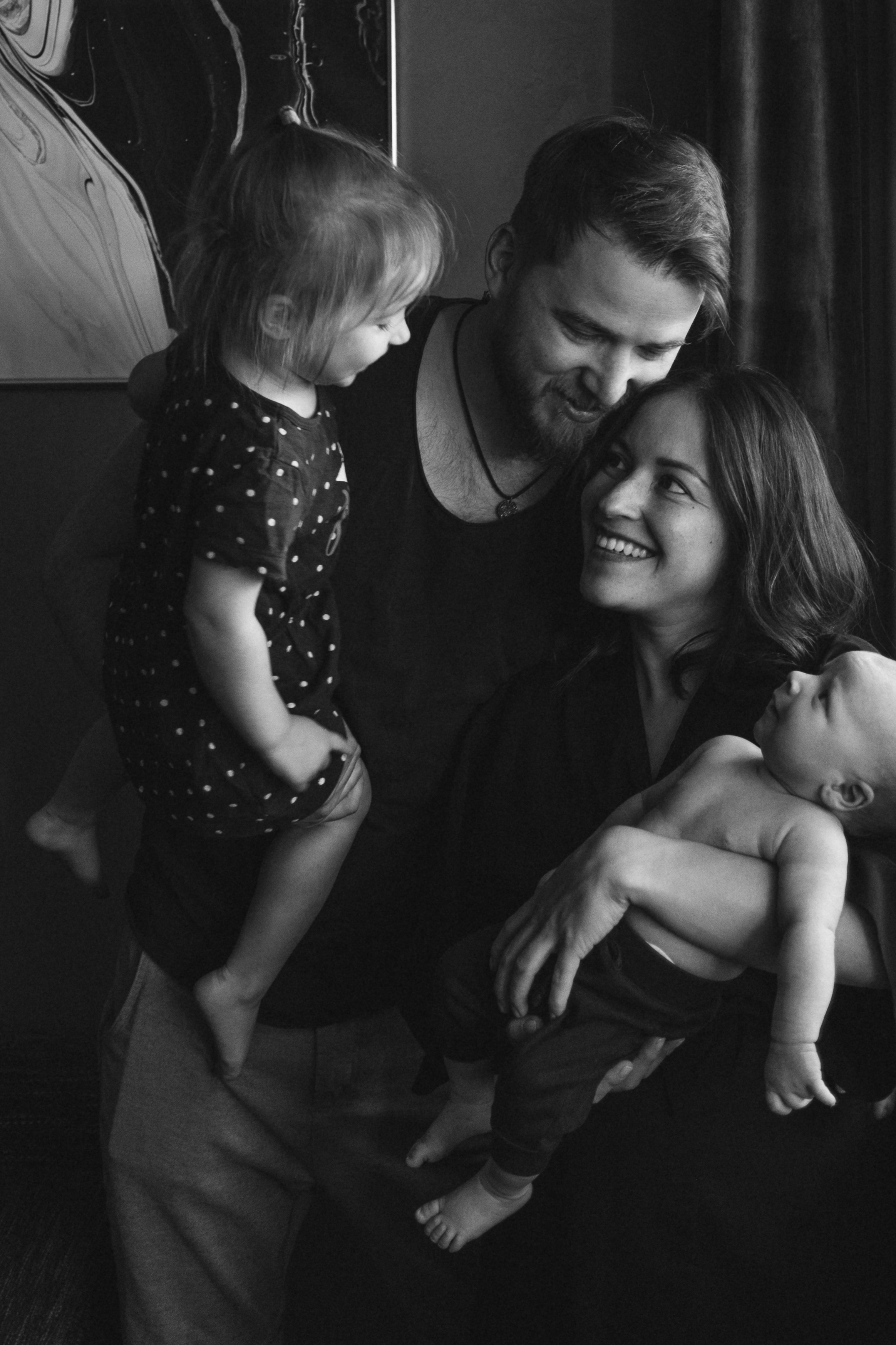 Authentisches Familien-Fotoshooting mit Eltern und zwei kleinen Kindern – natürliche Family Session mit emotionaler Nähe in heimischer Umgebung.