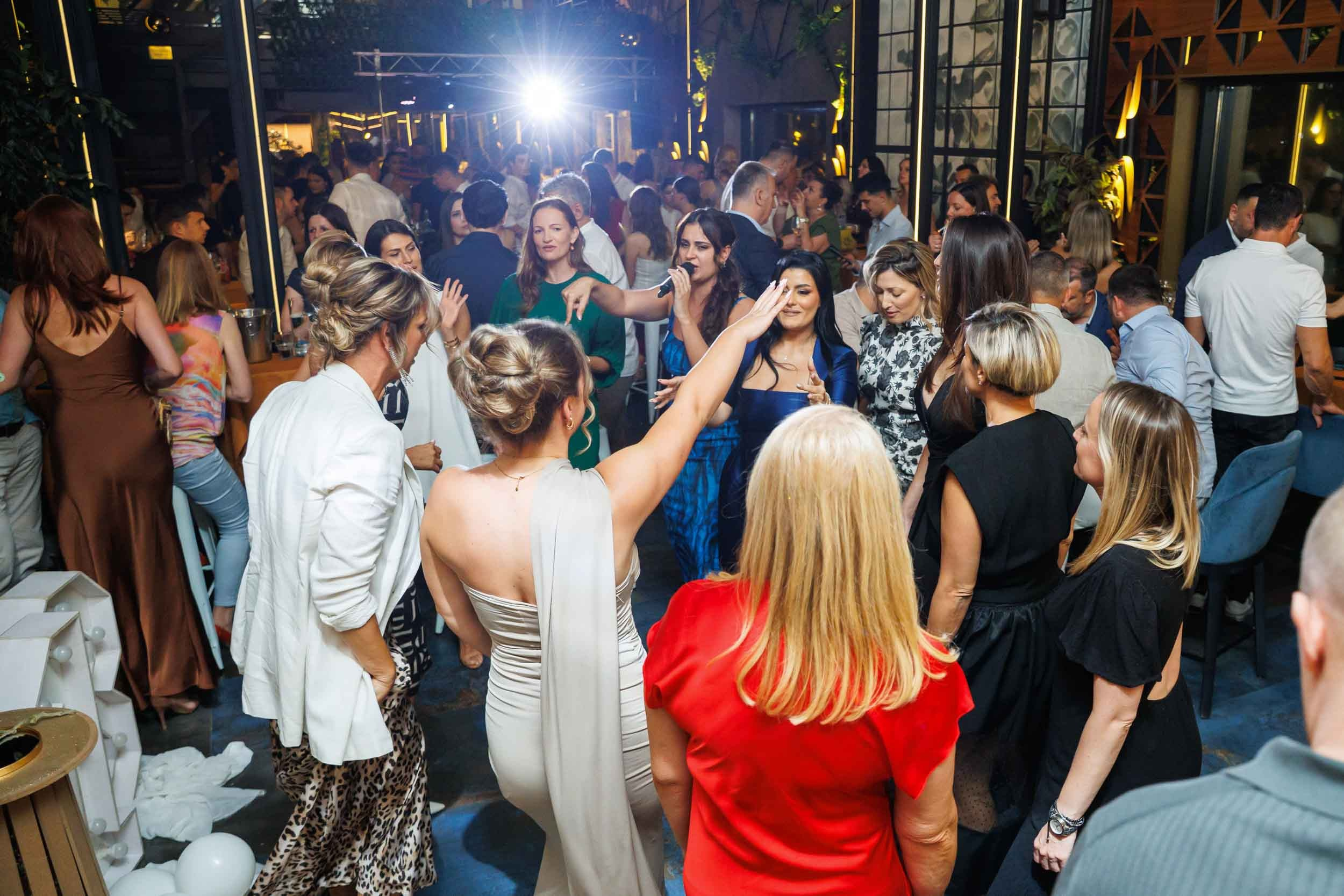 Atmosfera na punoletstvu uz pesmu i druženje, fotografisanje zabave u Novom Sadu.