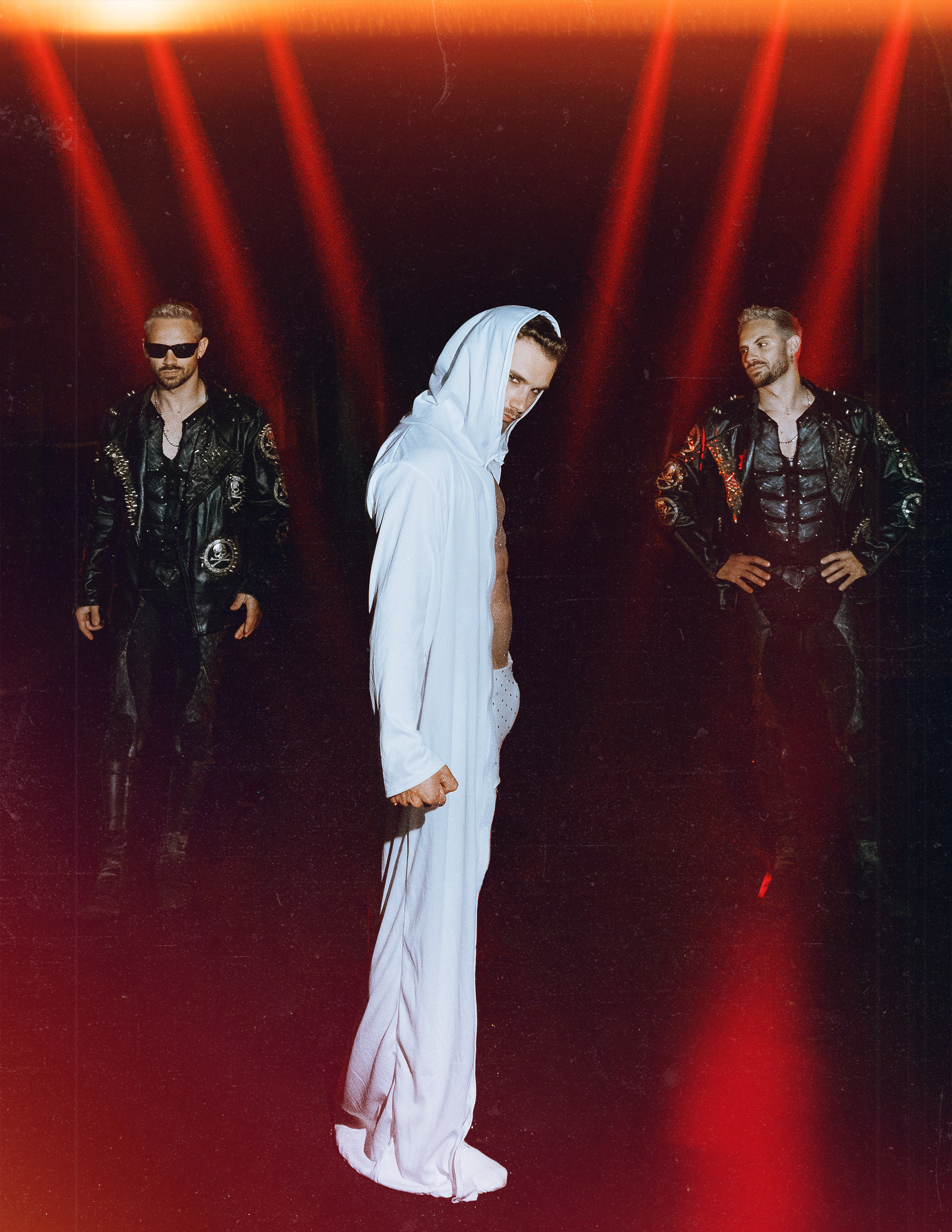 Фотосессия с братьями Castanheira: Креативные портреты с артистами Circo Quiros в Торревьехе