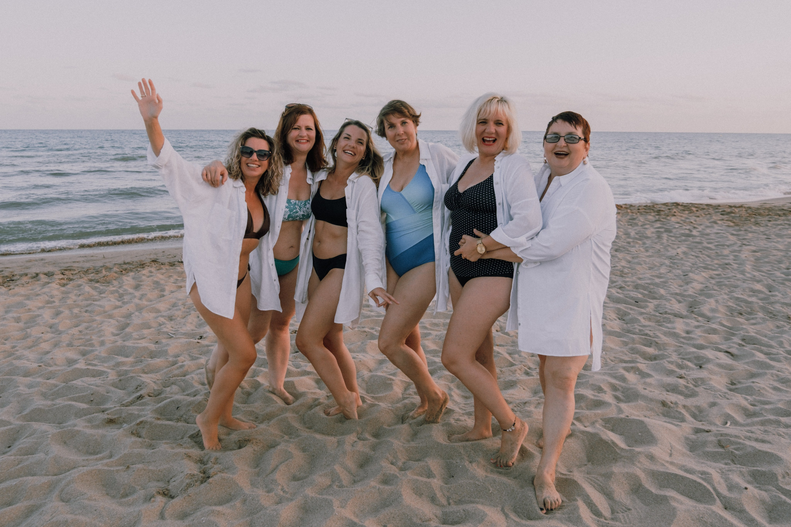 Sesión de amigas en la playa. Fotografía profesional en Calafell - Elena Medvedeva