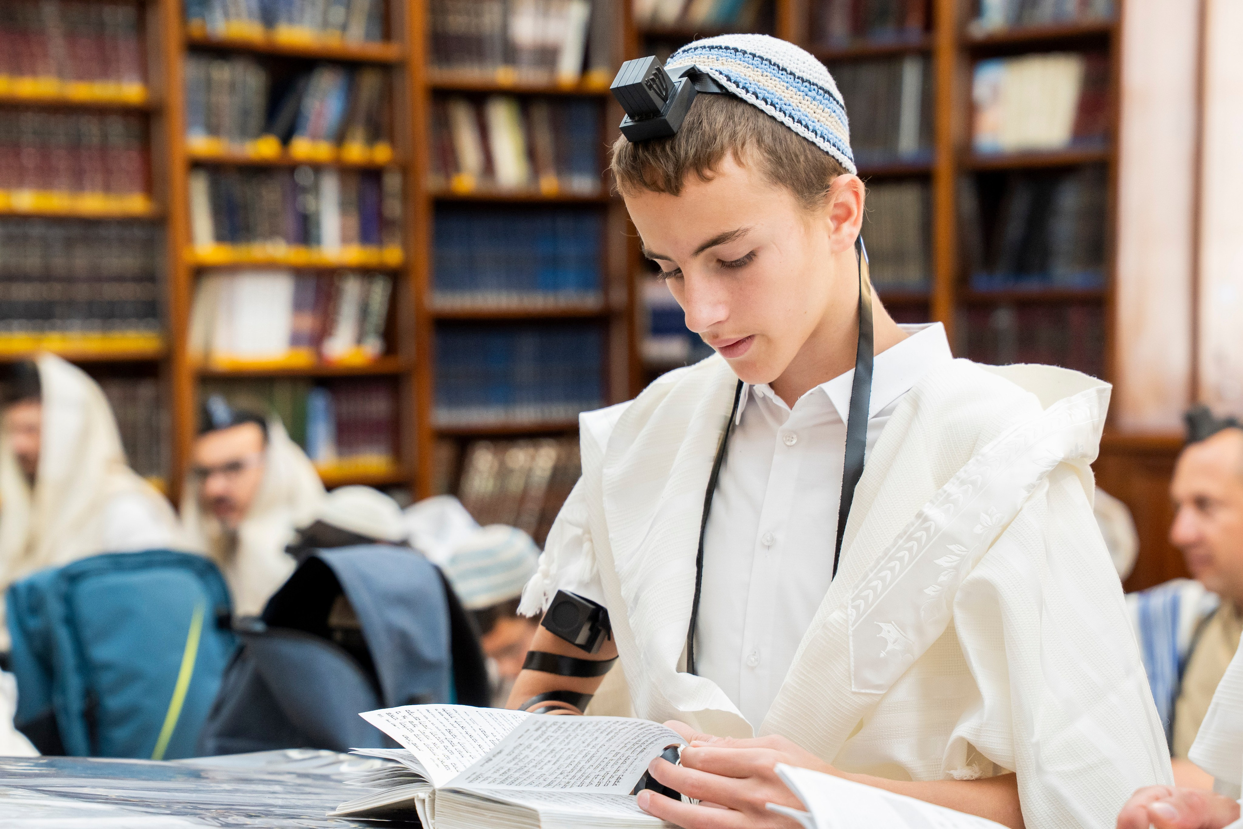 הנחת התפילין רפאל לוי. יוסף מזרחי צילום חתונה, ברית וזוגיות. צלם מקצועי שאוהב להוציא אתכם הכי יפים ברגעים הכי מרגשים