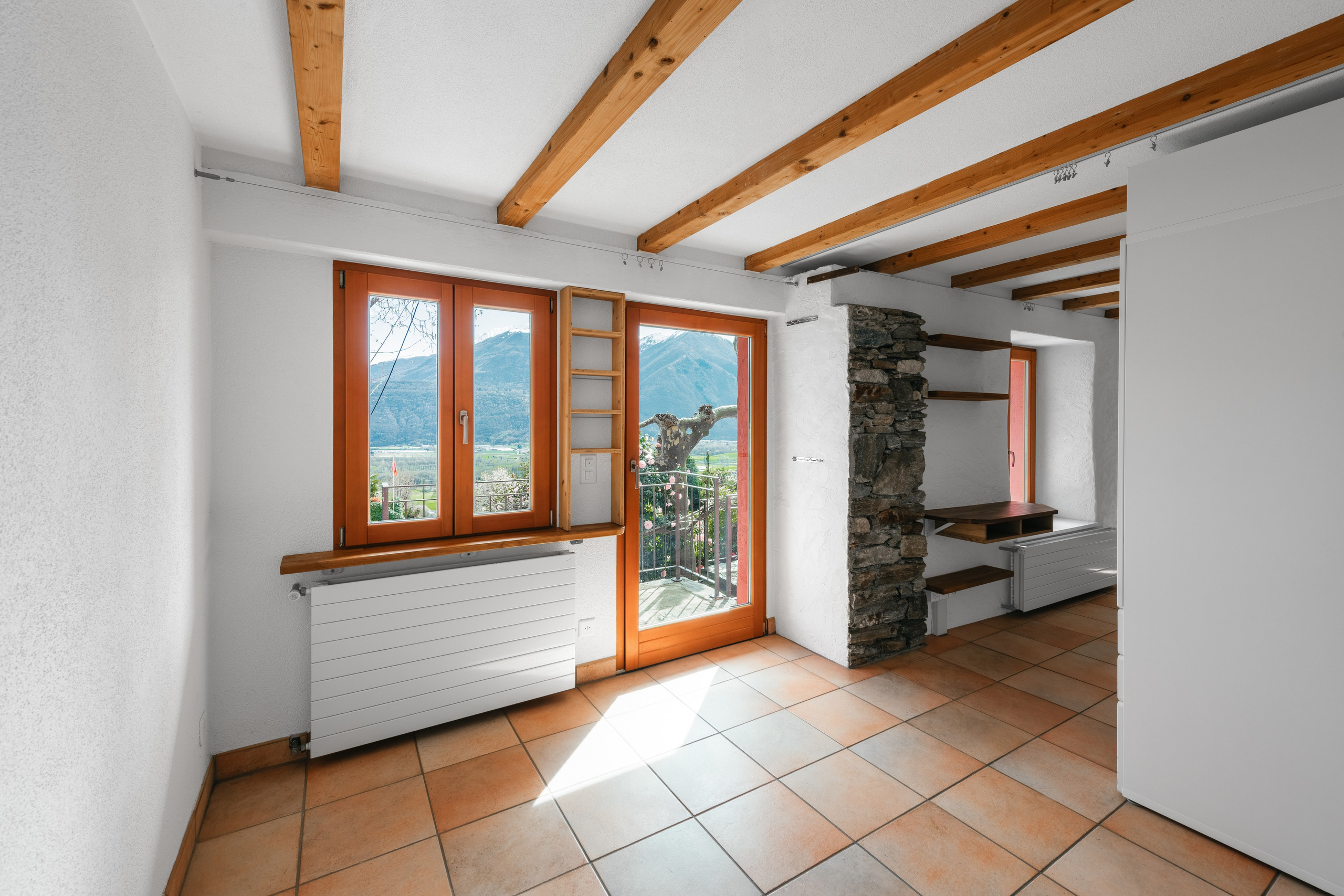 Haus, CUGNASCO, TICINO. Hallo! Ich bin Elena und arbeite als Immobilienfotografin