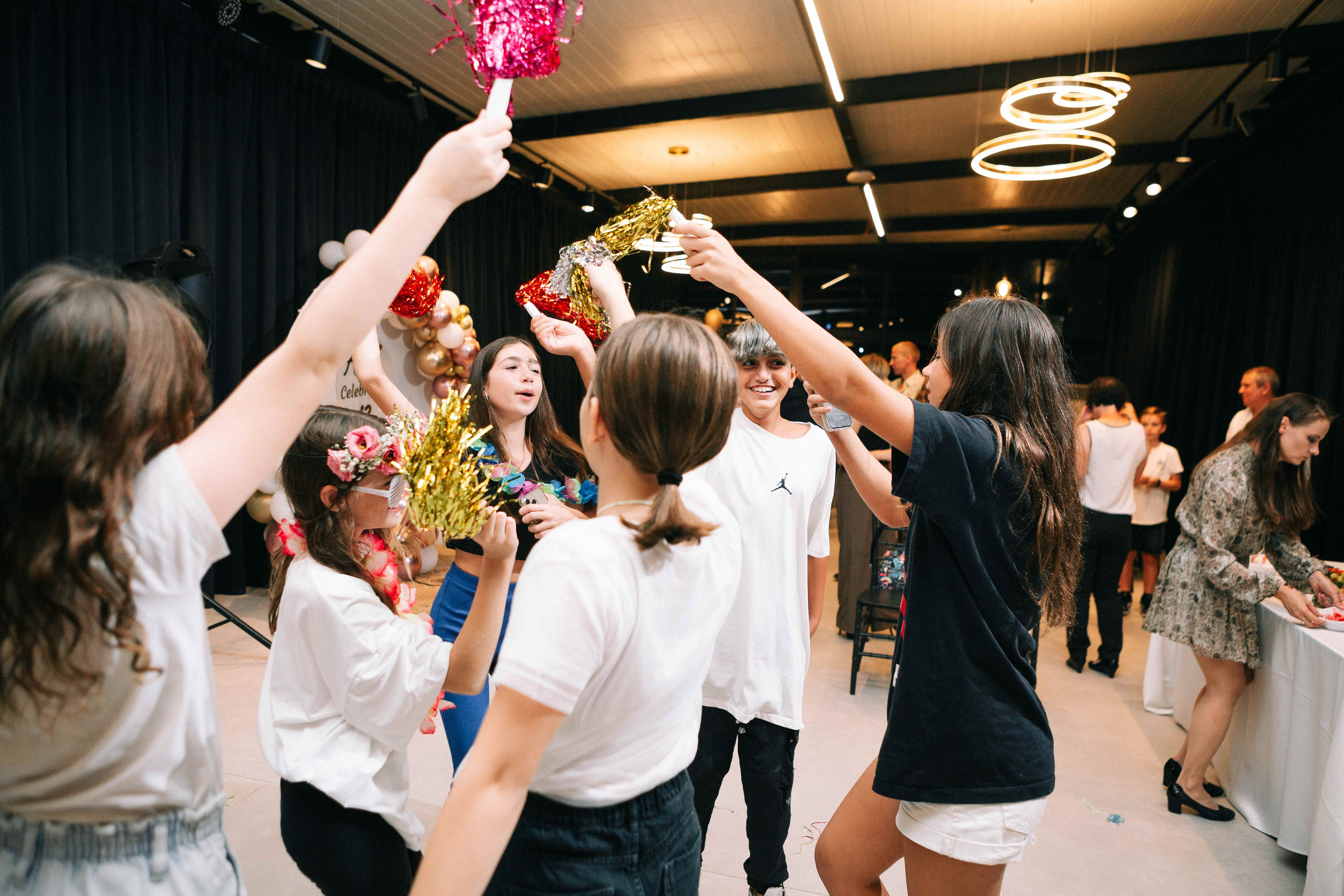 PARTY WITH FRIENDS. Https://shi-photo.com/