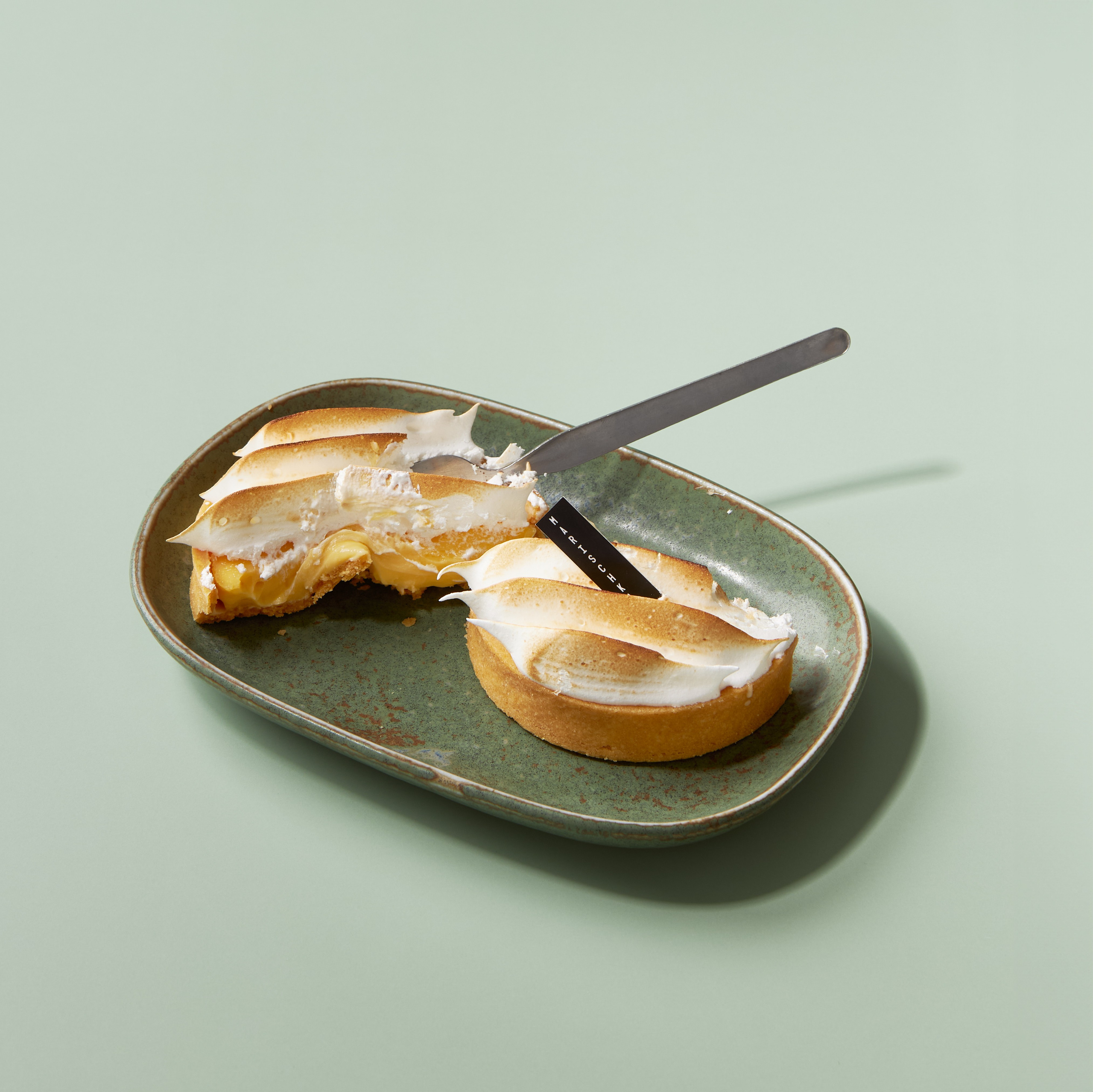 Lifestyle-Foto eines geschnittenen Tartes mit Zitronencreme, Content-Fotografie für Social Media, Werbung und Banner