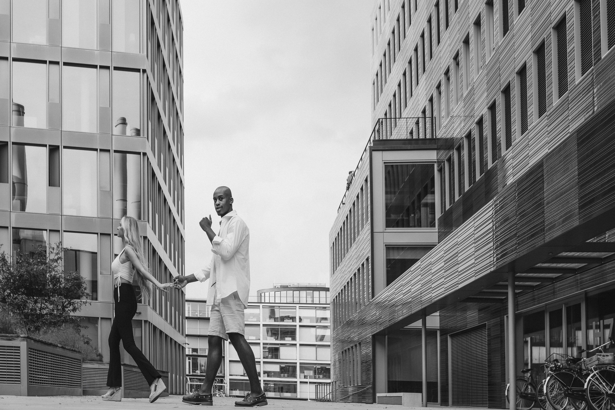 Love Story Münster Haven. Schwarz-weiß Fotografie in Münster. Fotografin Viktoria Roschen