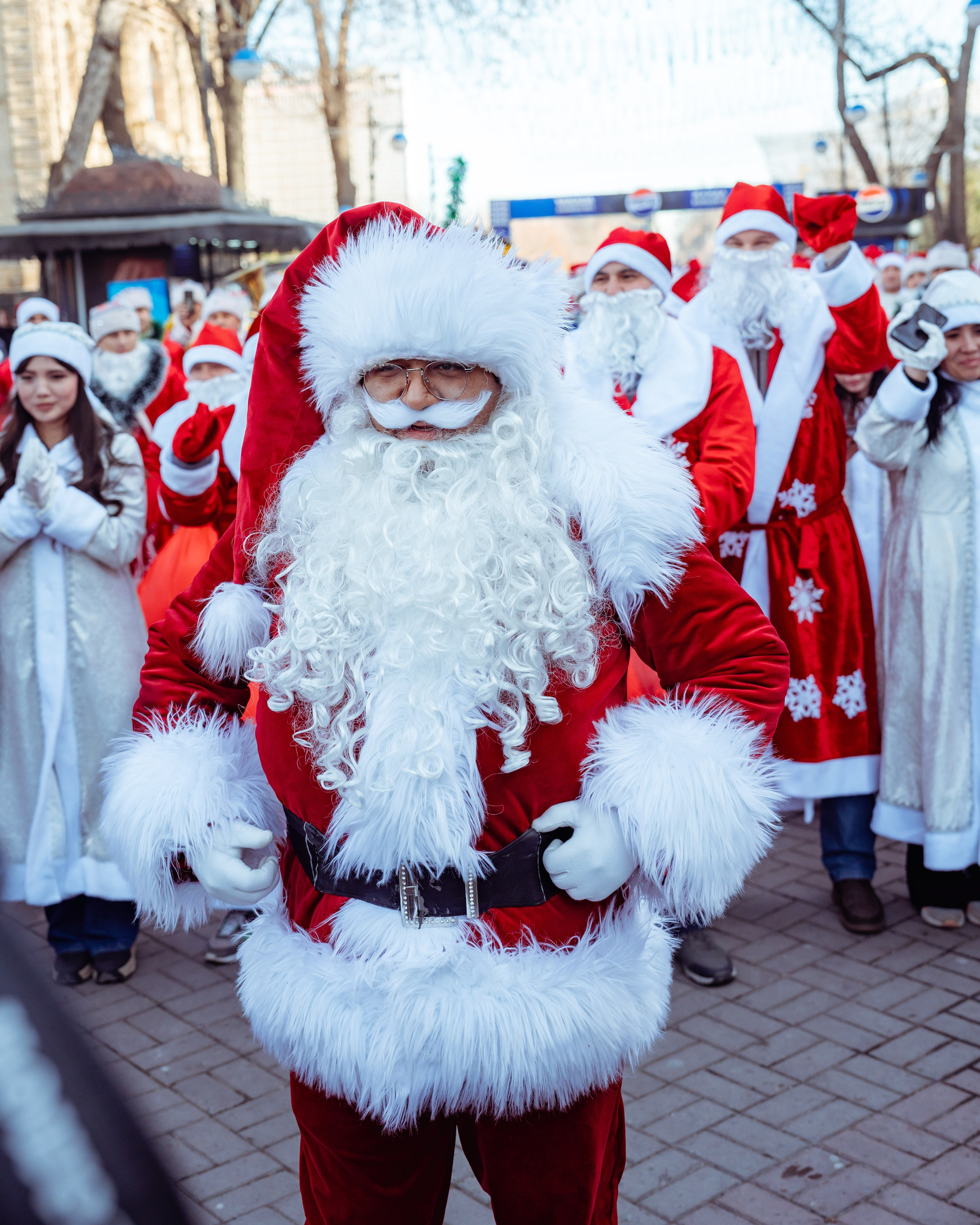 Парад Дедов Морозов. Георгий Намазов | Фотограф в Ташкенте