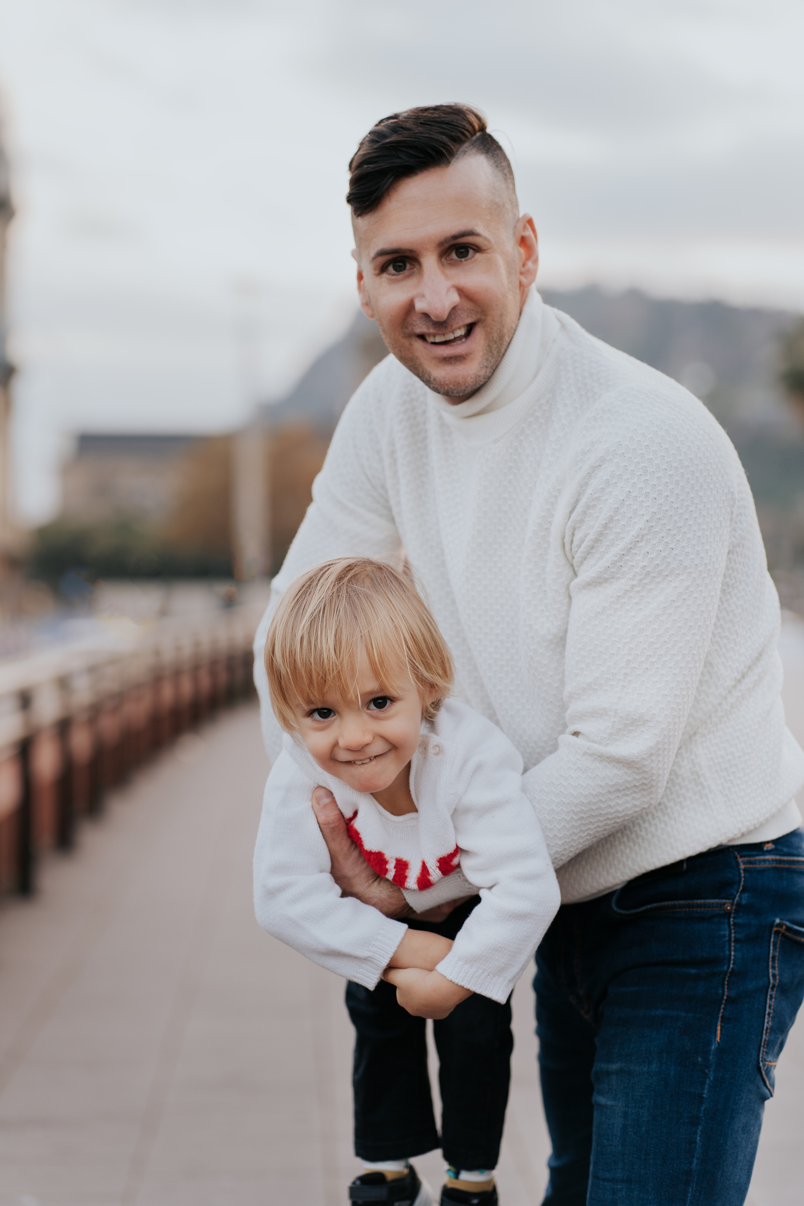 Family in Barcelona port. DiaFoto — Wow Photographer in Barcelona | Premium Barcelona Photoshoot Experience