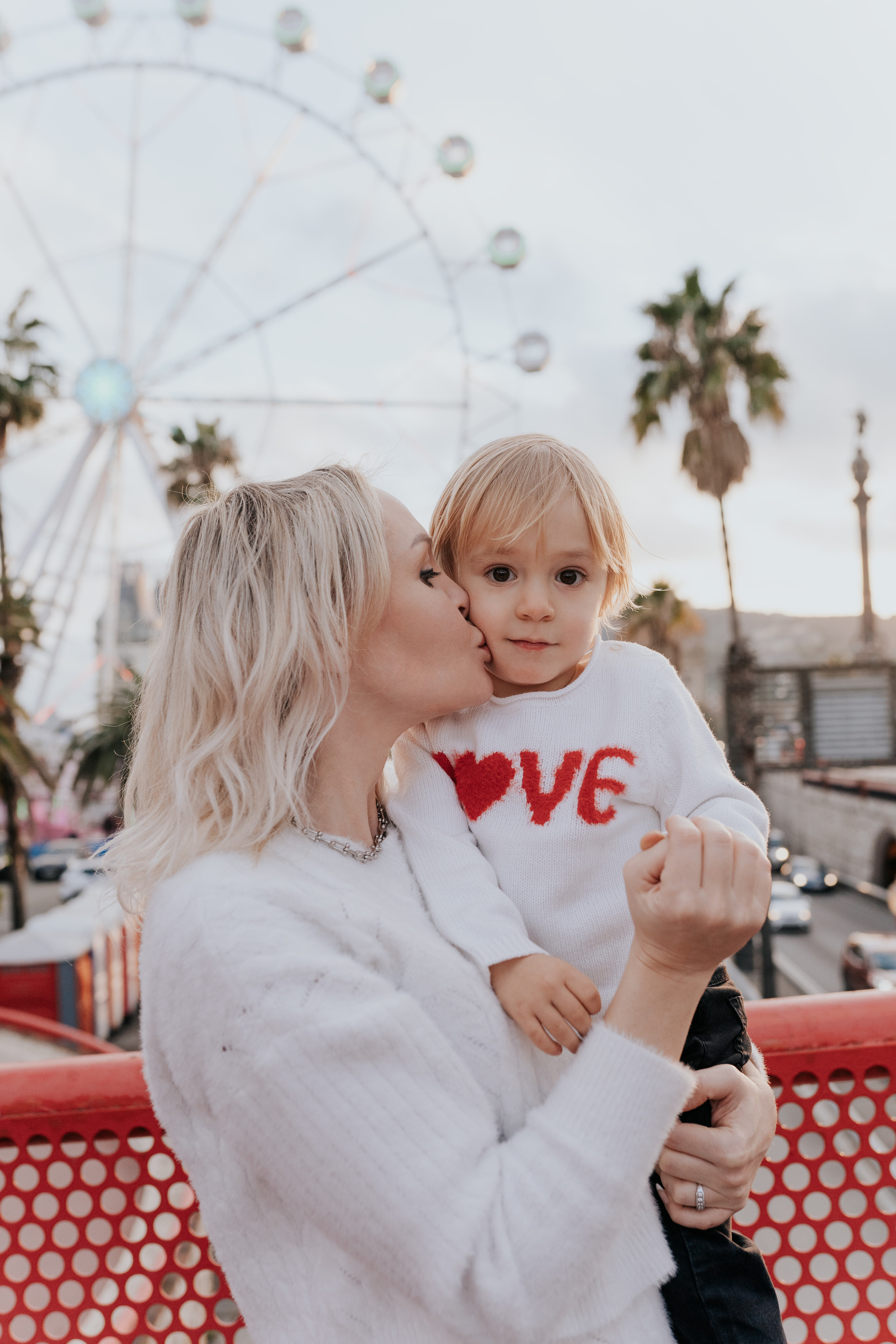 Family in Barcelona port. DiaFoto — Wow Photographer in Barcelona | Premium Barcelona Photoshoot Experience