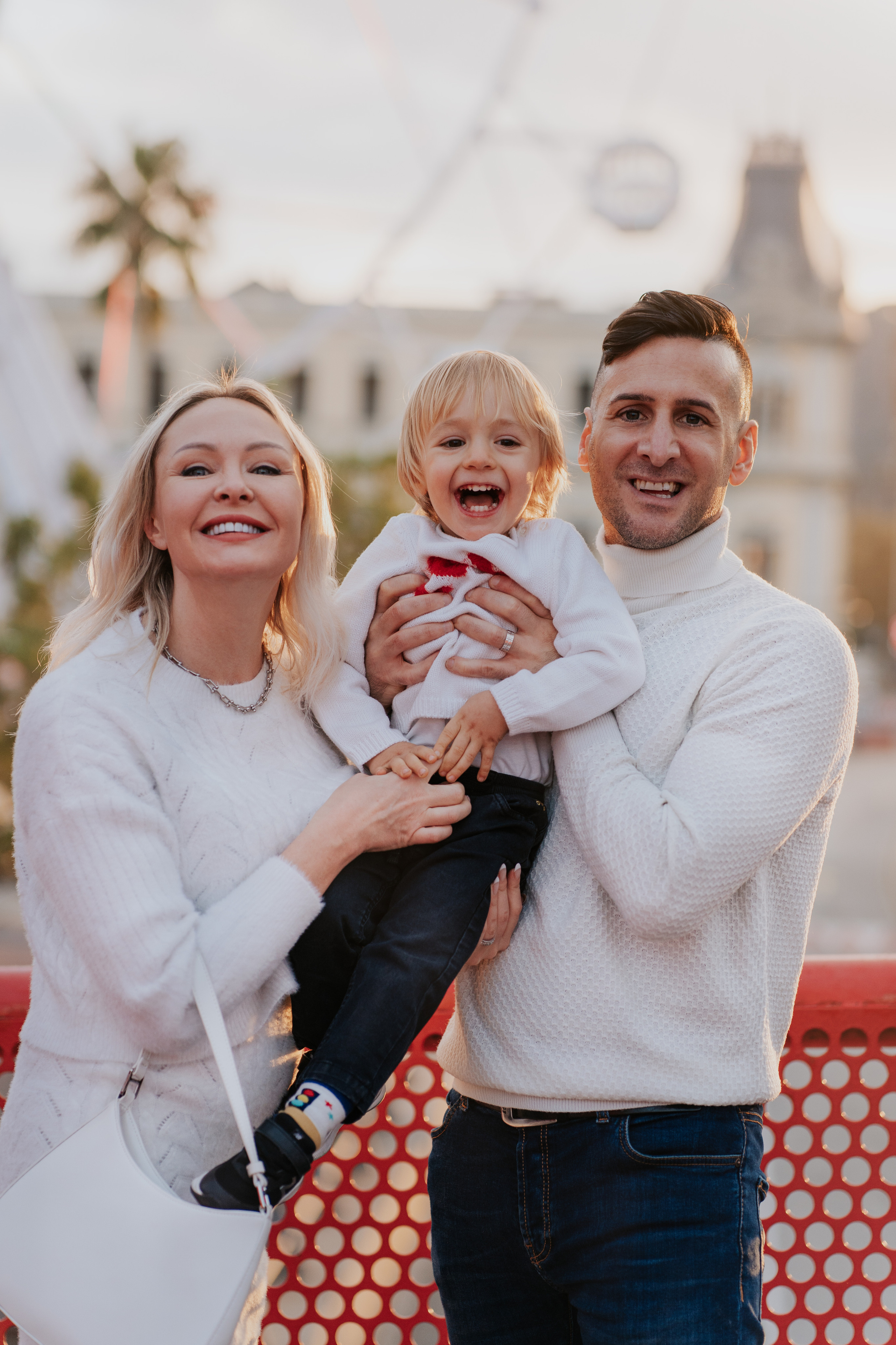 Family in Barcelona port. DiaFoto — Wow Photographer in Barcelona | Premium Barcelona Photoshoot Experience
