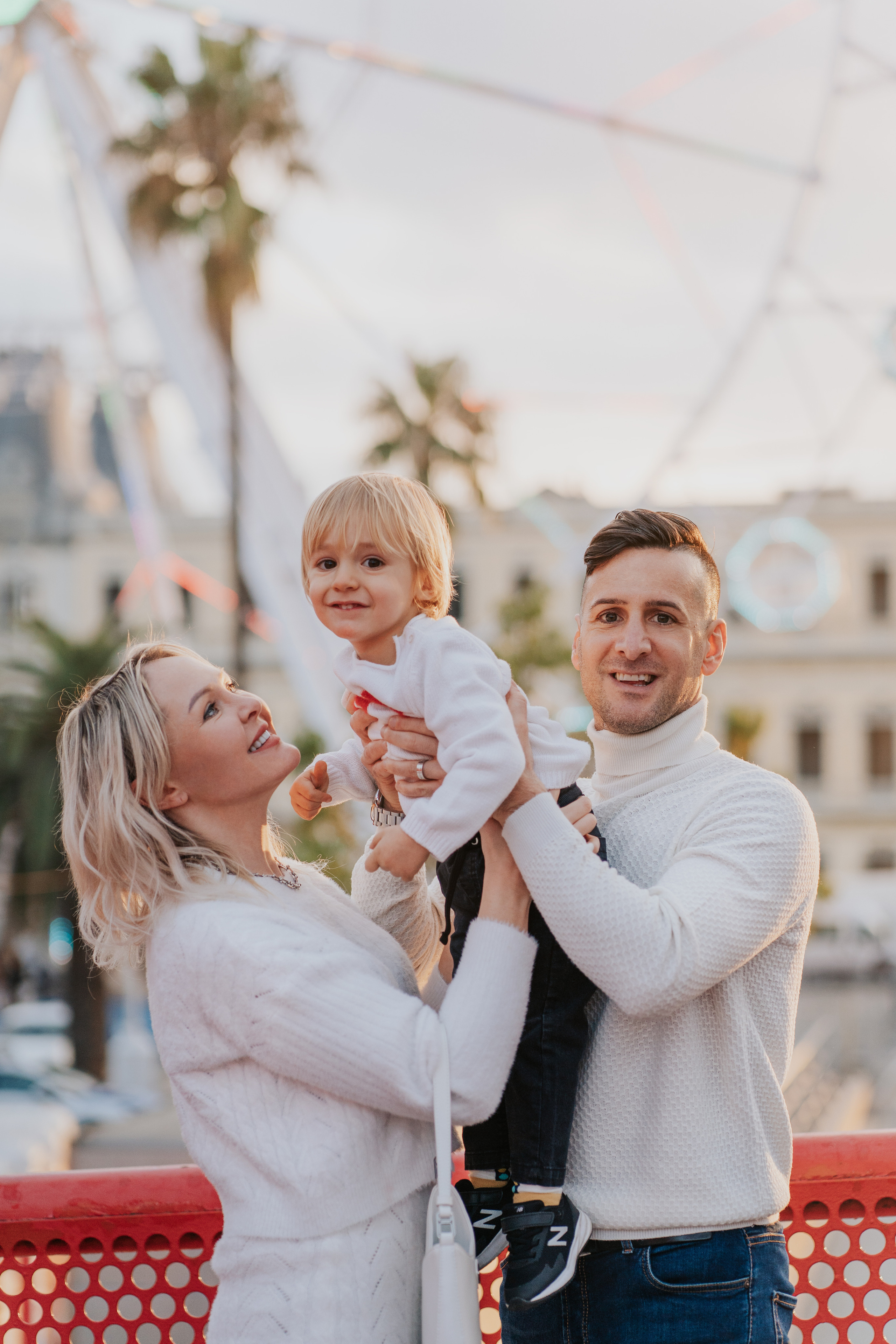 Family in Barcelona port. DiaFoto — Wow Photographer in Barcelona | Premium Barcelona Photoshoot Experience