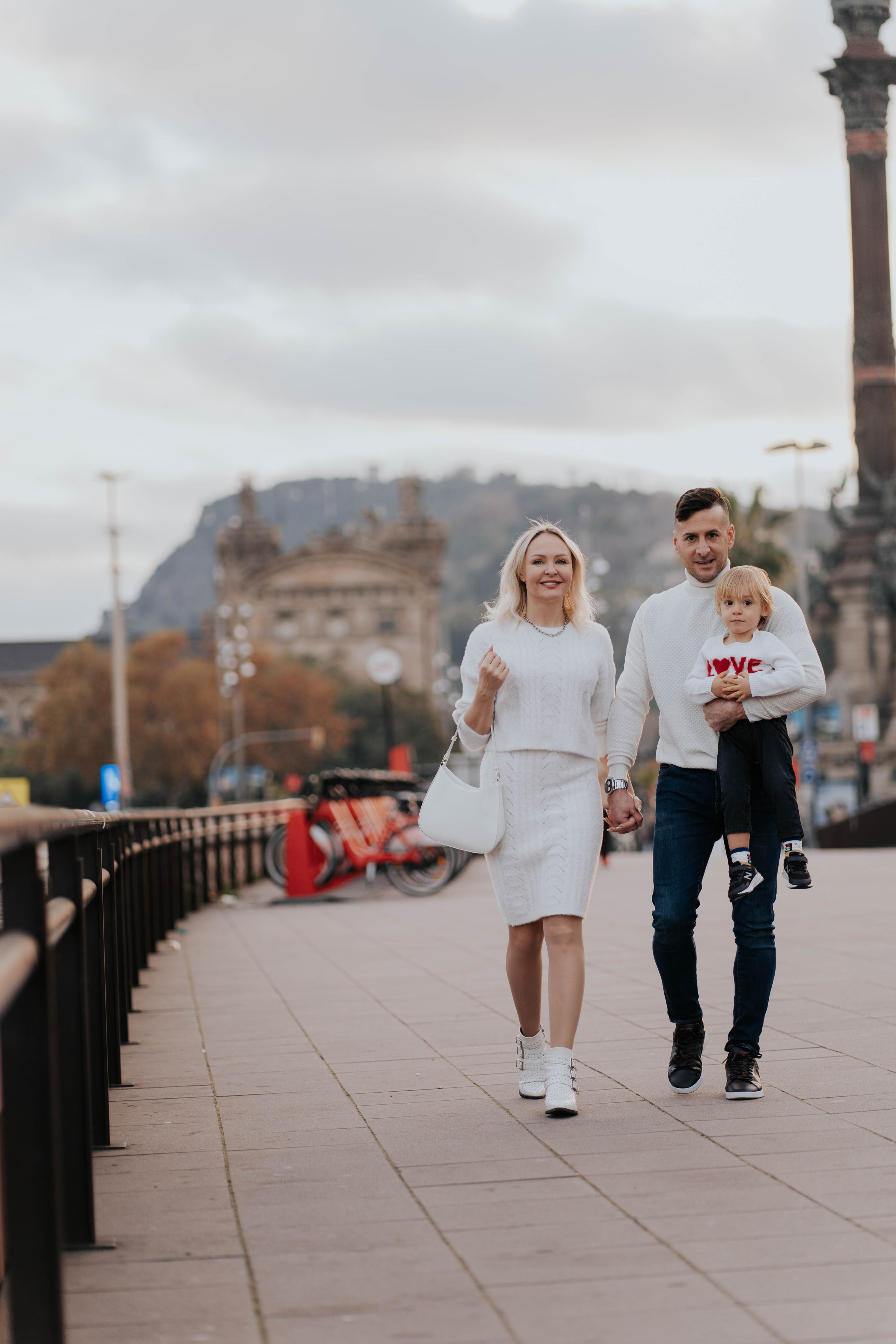 Family in Barcelona port. DiaFoto — Wow Photographer in Barcelona | Premium Barcelona Photoshoot Experience