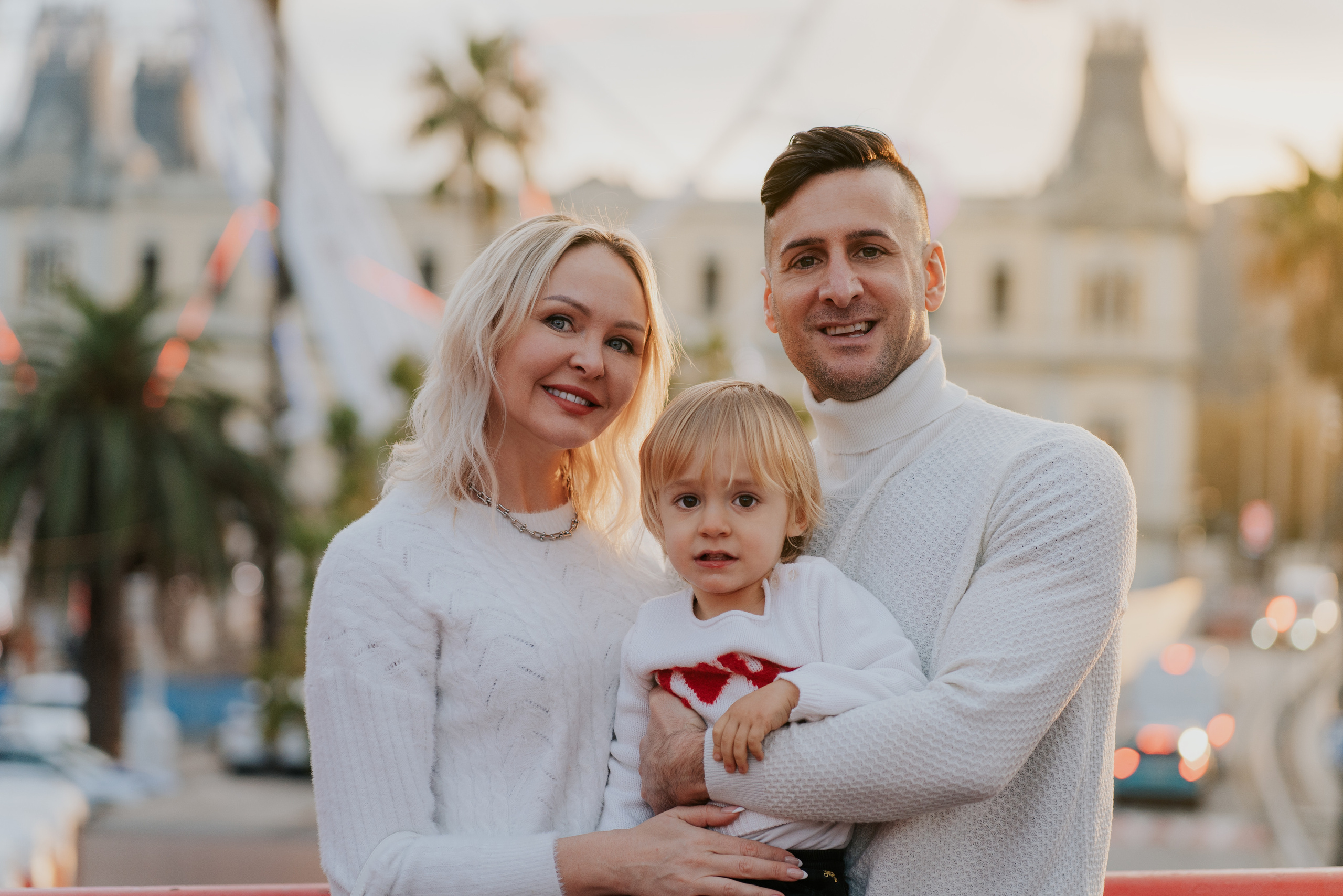 Family in Barcelona port. DiaFoto — Wow Photographer in Barcelona | Premium Barcelona Photoshoot Experience