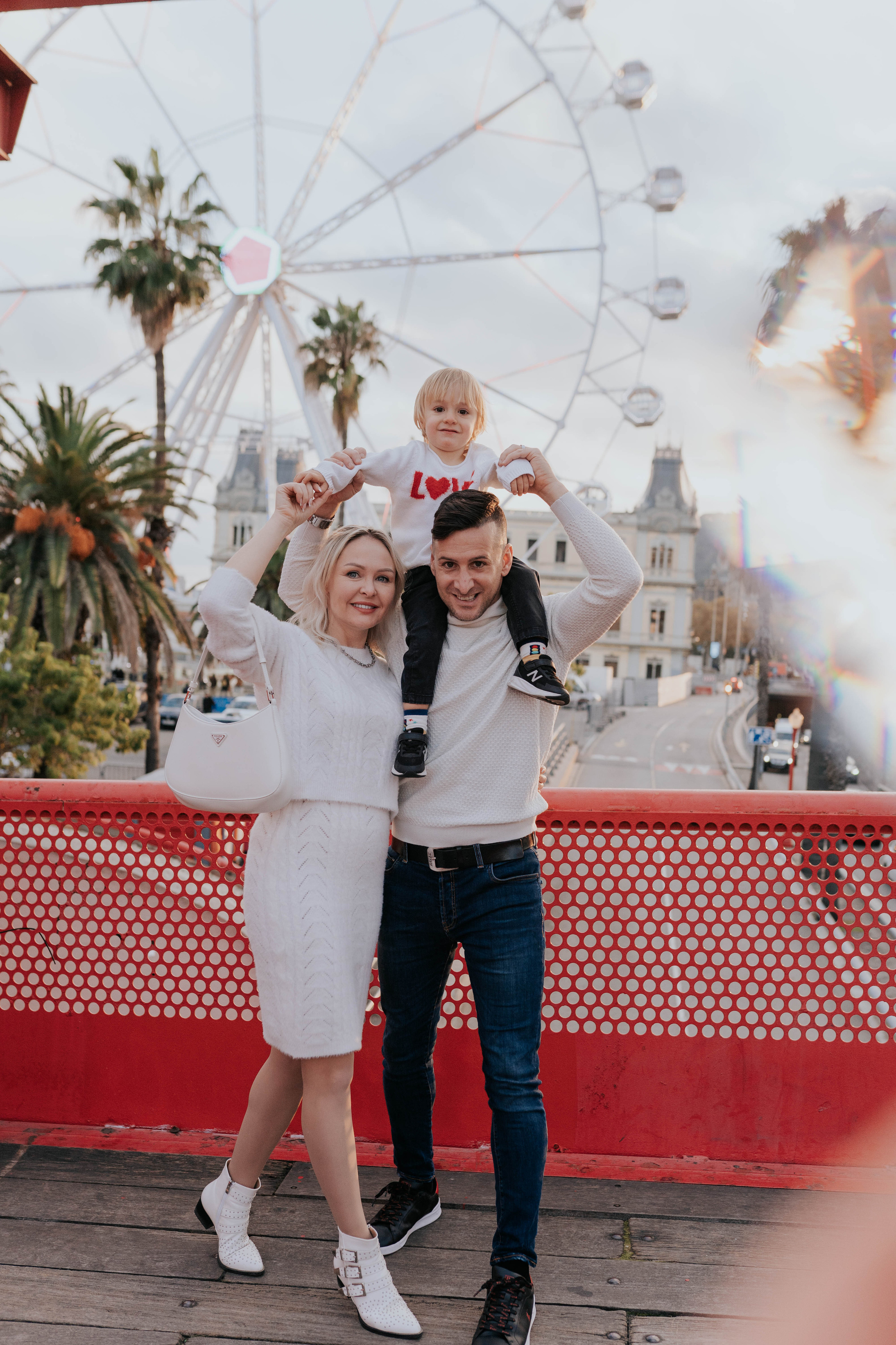 Family in Barcelona port. DiaFoto — Wow Photographer in Barcelona | Premium Barcelona Photoshoot Experience