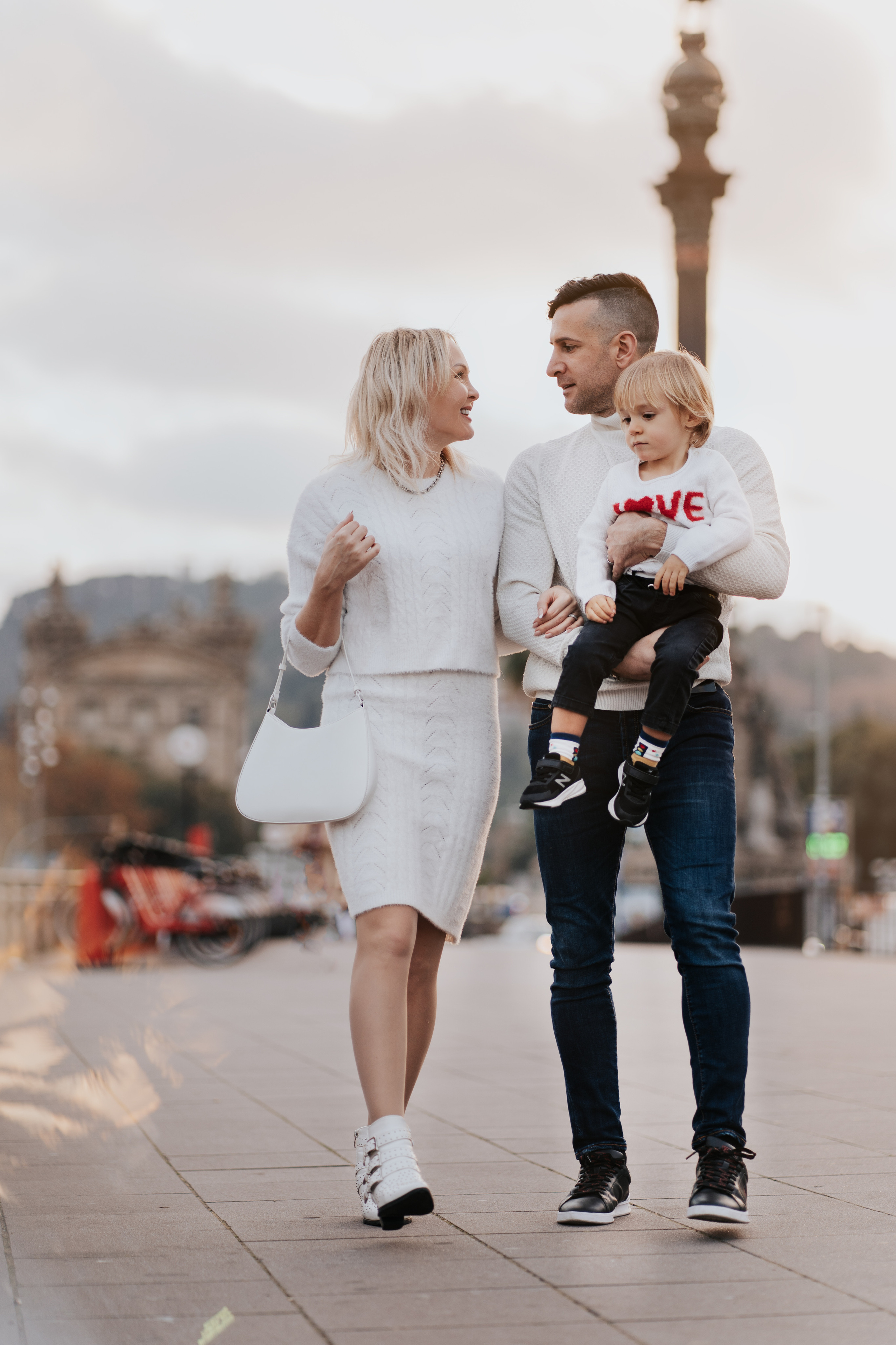 Family in Barcelona port. DiaFoto — Wow Photographer in Barcelona | Premium Barcelona Photoshoot Experience