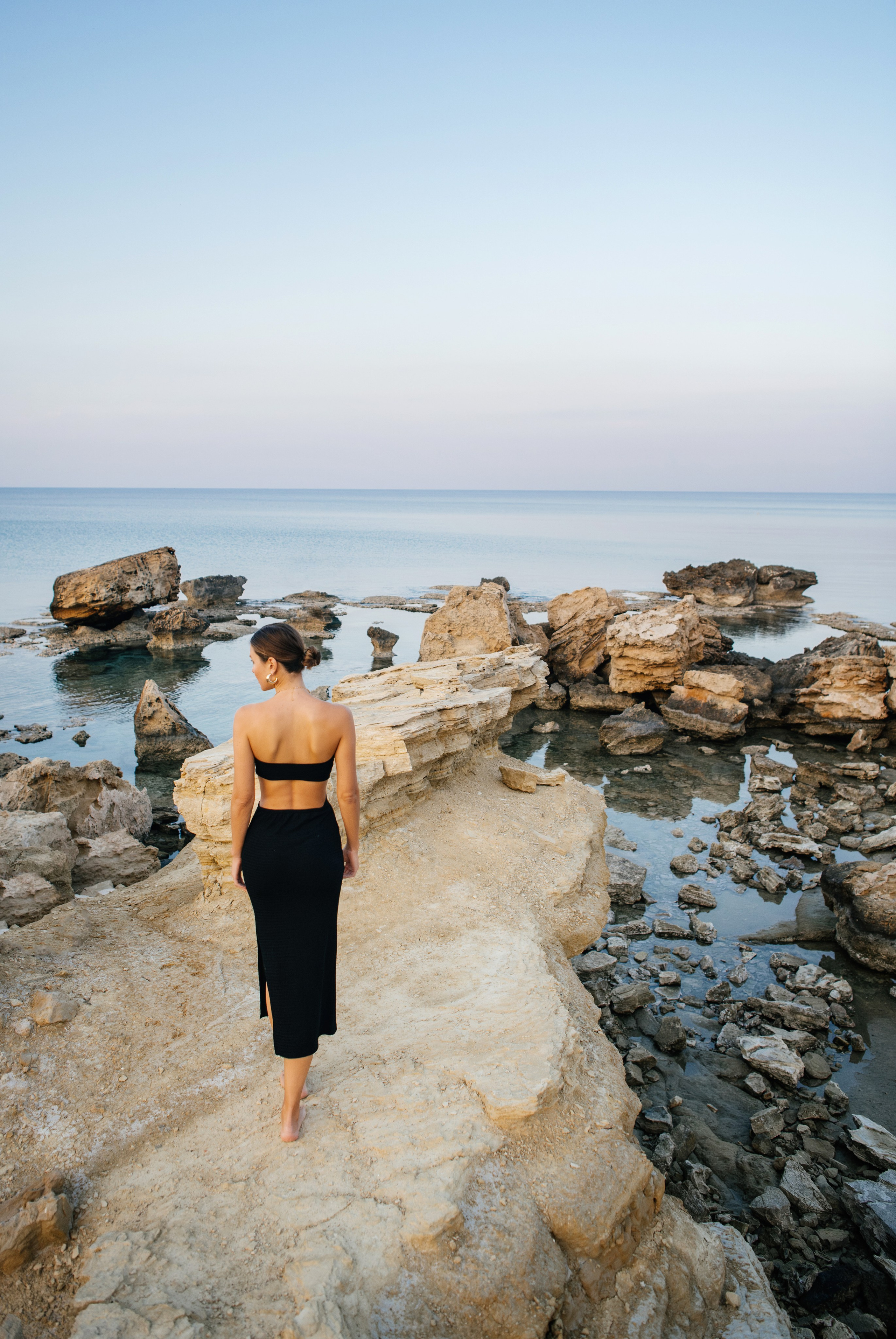 На скалах. Фотограф на Кипре