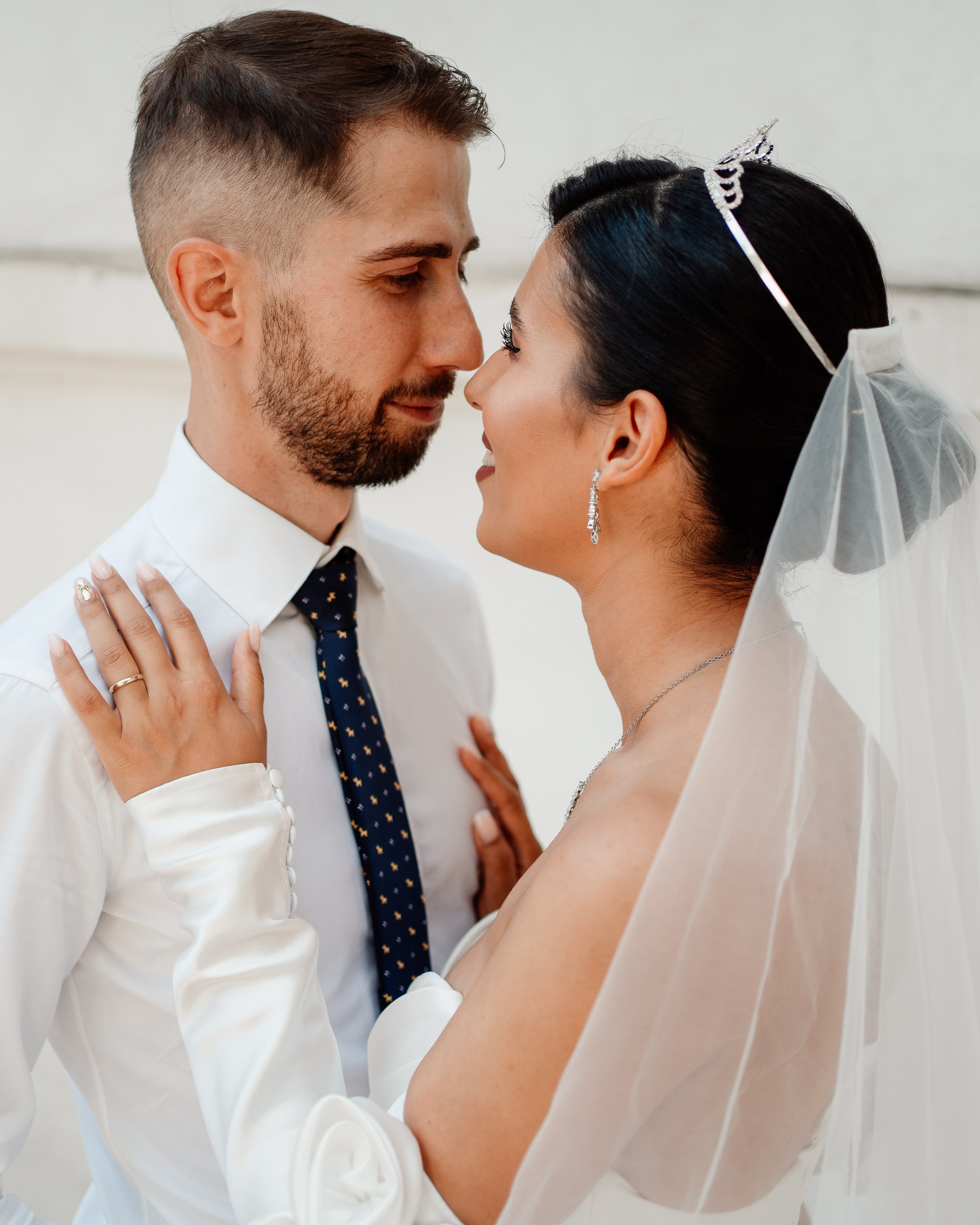 Moment emoționant între miri în ziua nunții, surprins într-un cadru natural și romantic, in Bucuresti. Fotografie de nuntă profesională, editată artistic pentru a evidenția emoția și eleganța evenimentului.