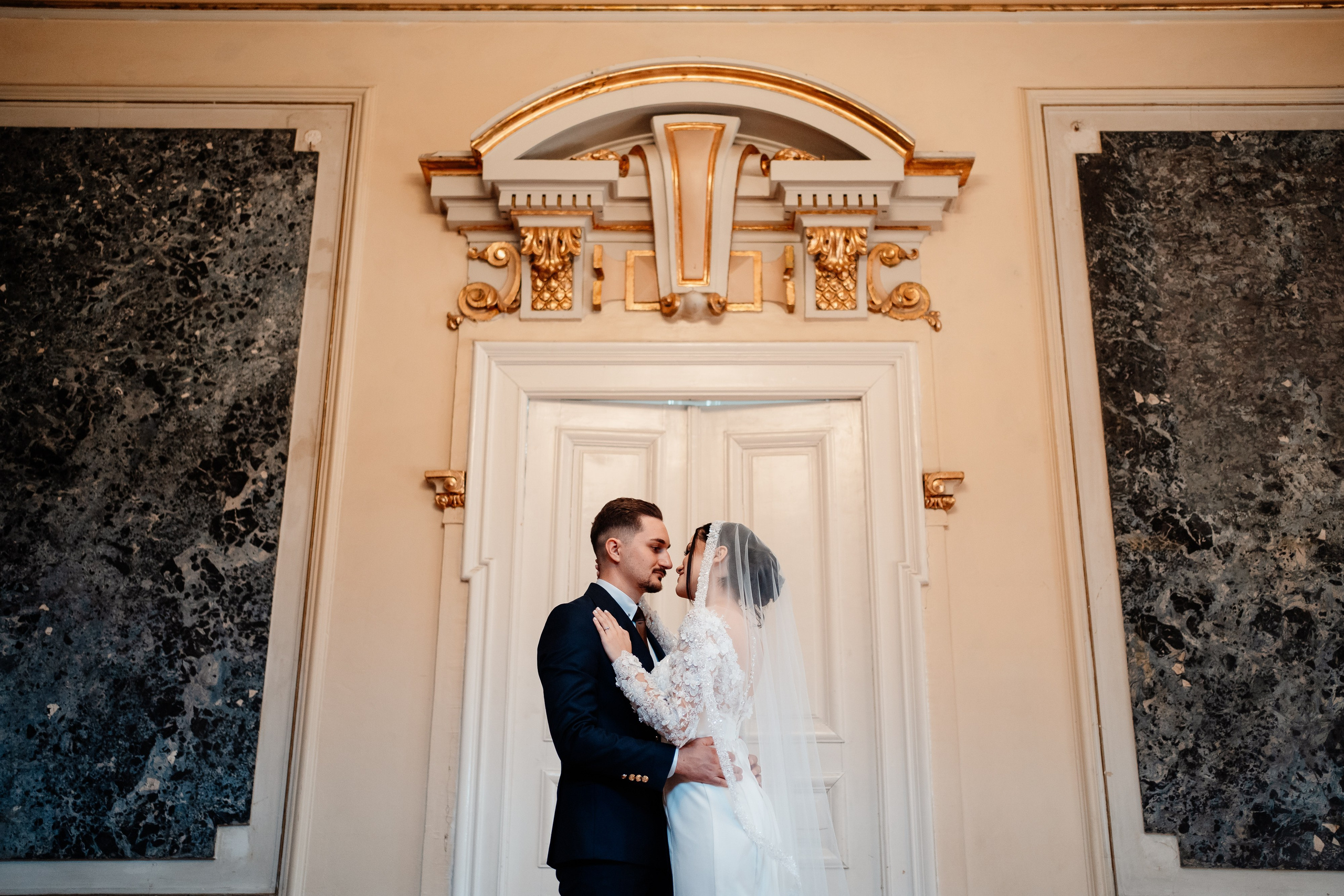 Moment emoționant între miri în ziua nunții, surprins într-un cadru natural și romantic, la Reina Events. Fotografie de nuntă profesională, editată artistic pentru a evidenția emoția și eleganța evenimentului.