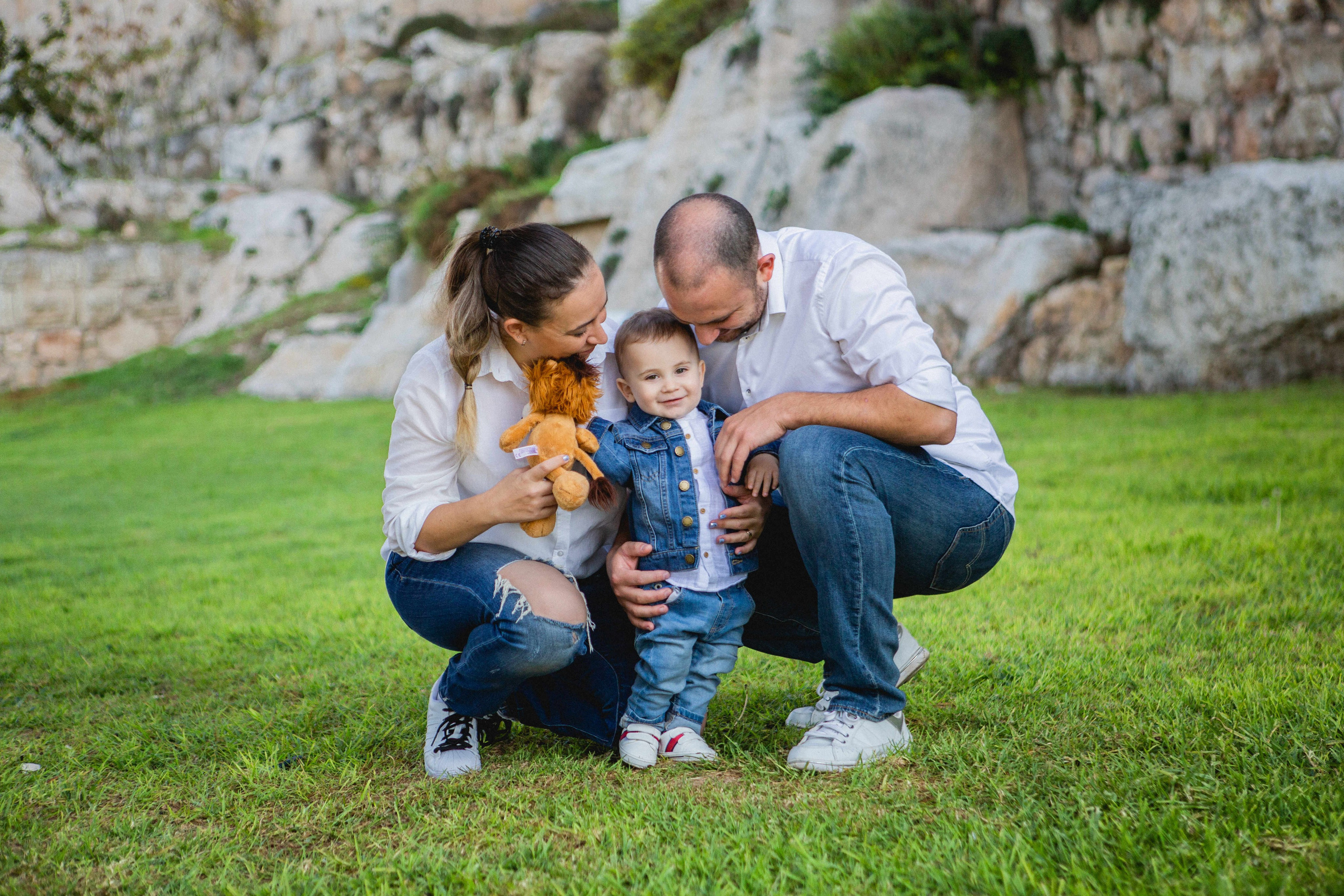 AT THE WALLS OF THE OLD CITY. PHOTOGRAPHER IN ISRAEL