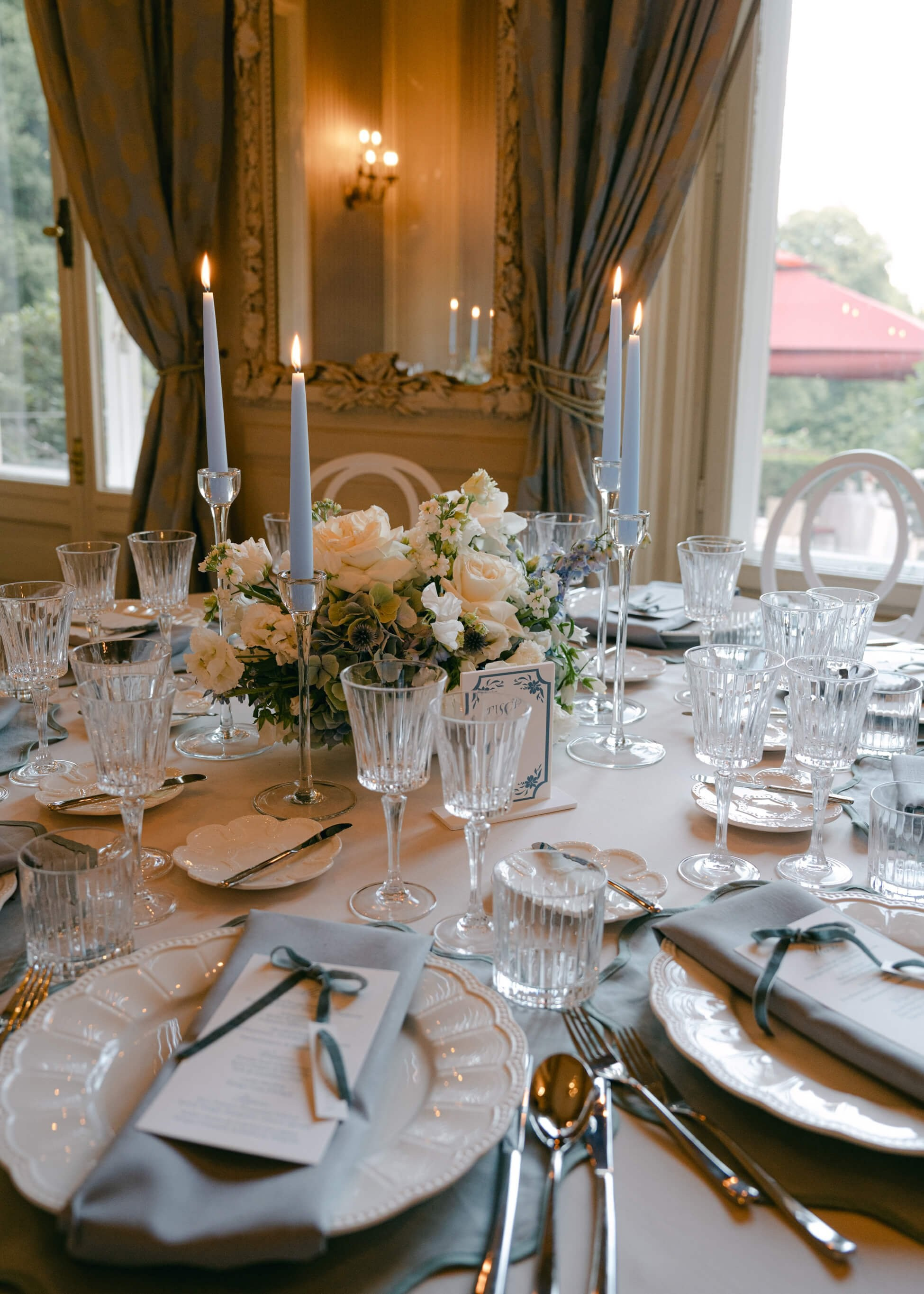 Elegant wedding dinner table setting with white linen, crystal glassware and greenery, luxury wedding Villa Rothschild Frankfurt