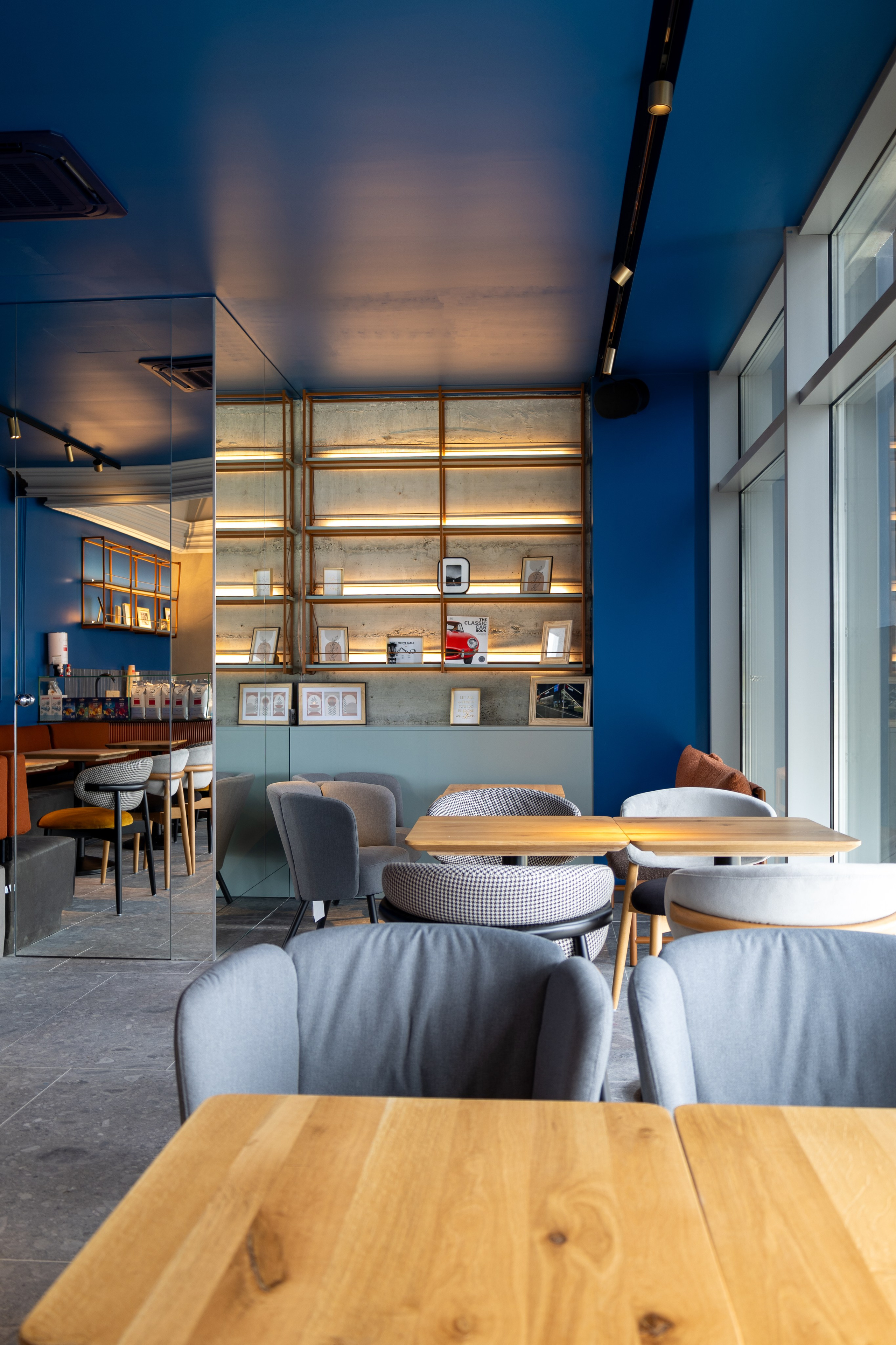 Cafenea “Monte Carlo” Buhuși. Fotograf. Lucrez cu oameni, produse și spații. Portret și fotografie creativă. Bacău, România. Lidia Savinoiu