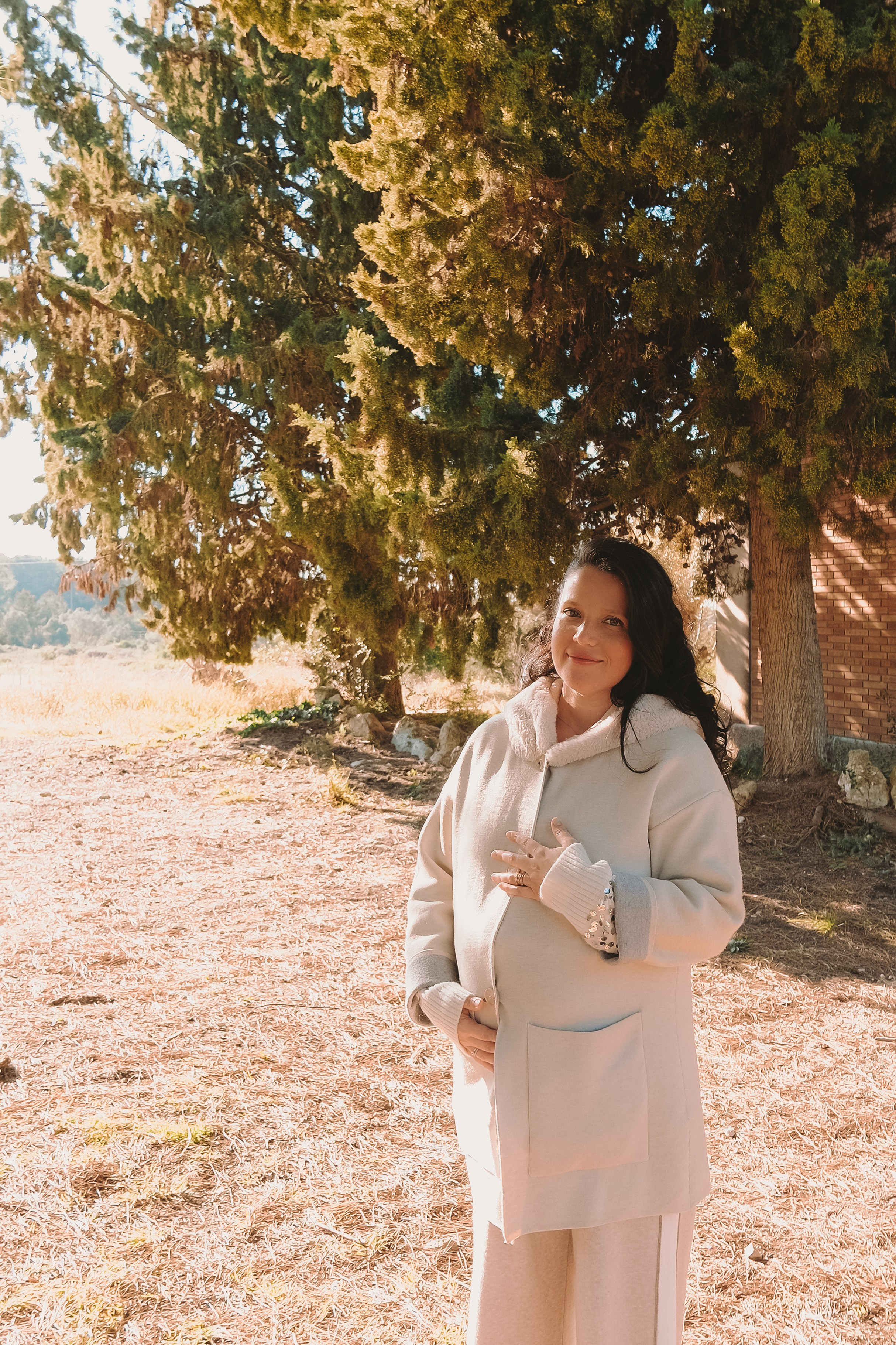 Sesión familiar embarazo. Fotografía profesional en Calafell - Elena Medvedeva