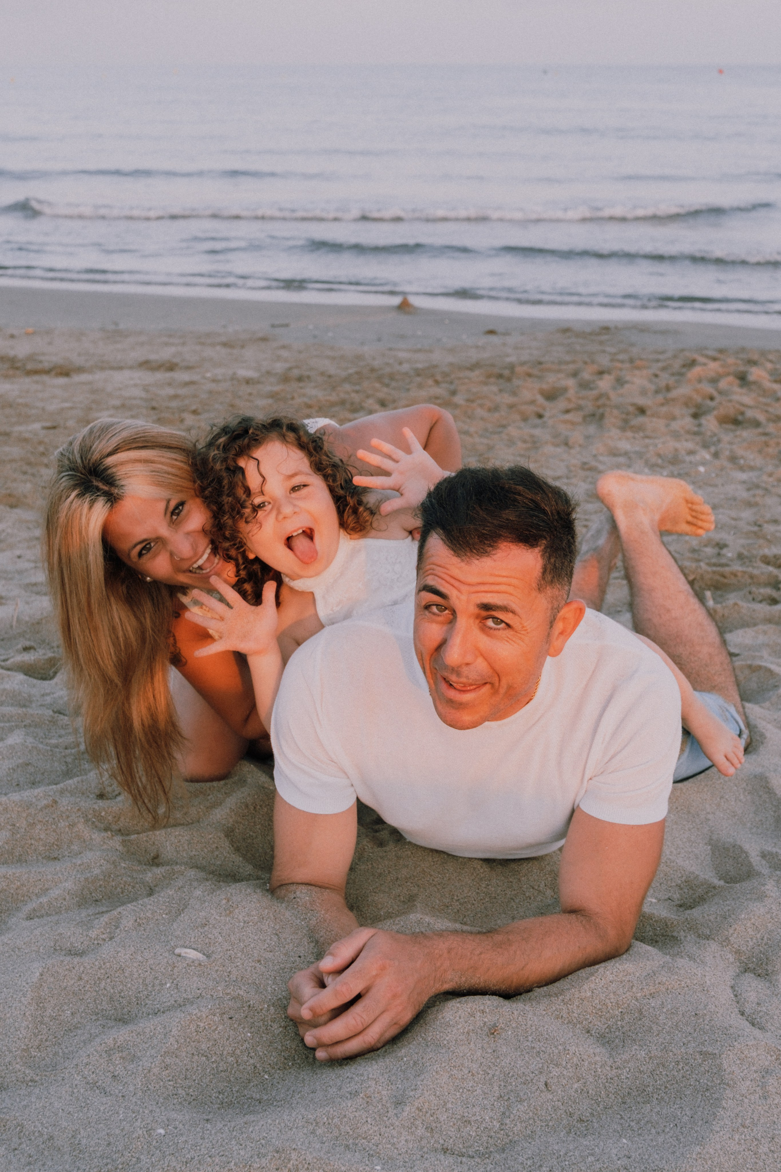 Sesión familiar en la playa. Fotografía profesional en Calafell - Elena Medvedeva