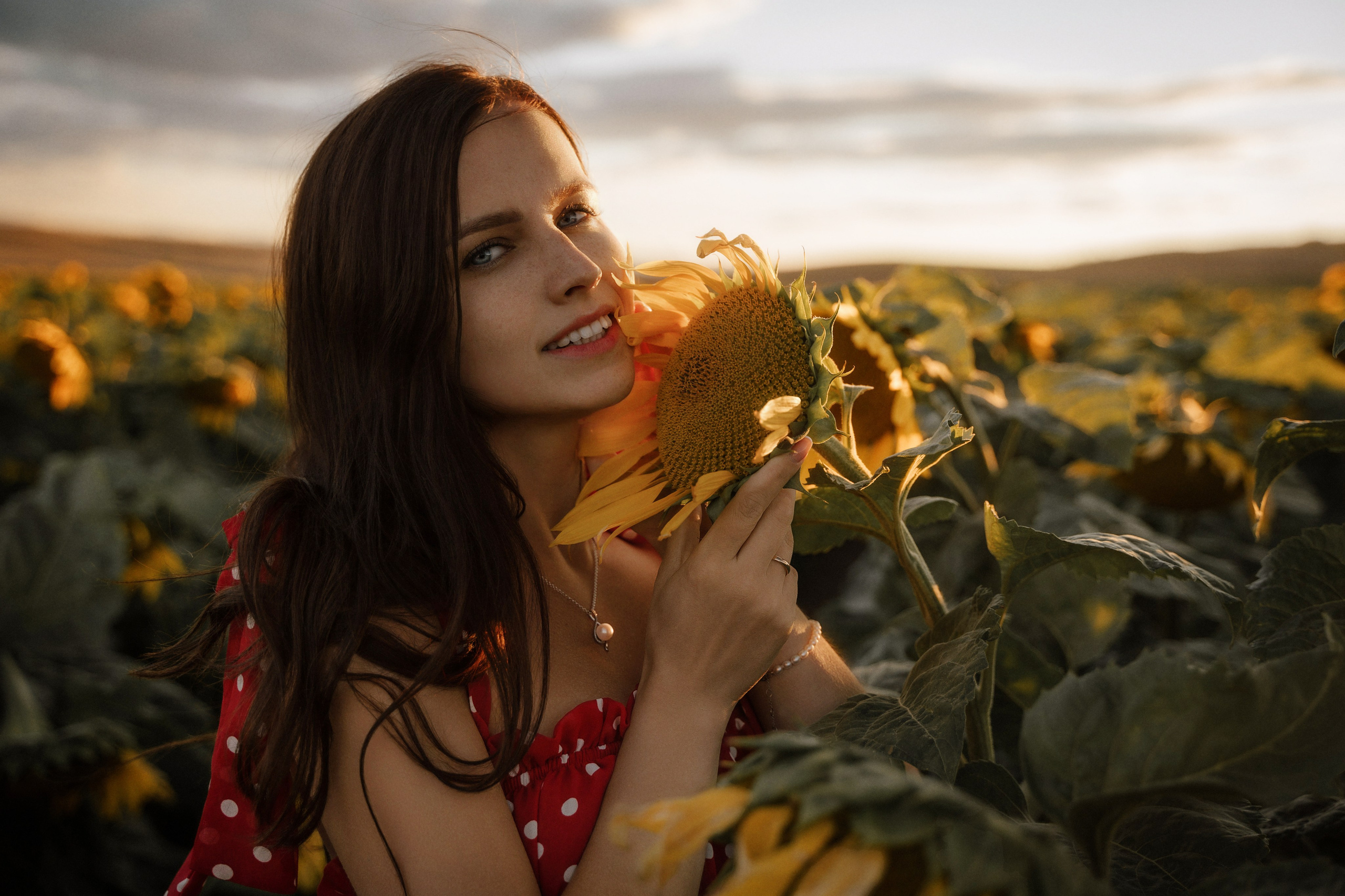 Marbella photographer captures young woman at golden hour in sunflower field