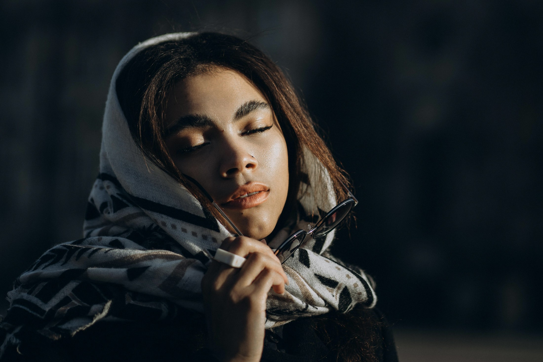 Diana mit geschlossenen Augen, ruhiger Moment – Portraitfotografie Dresden