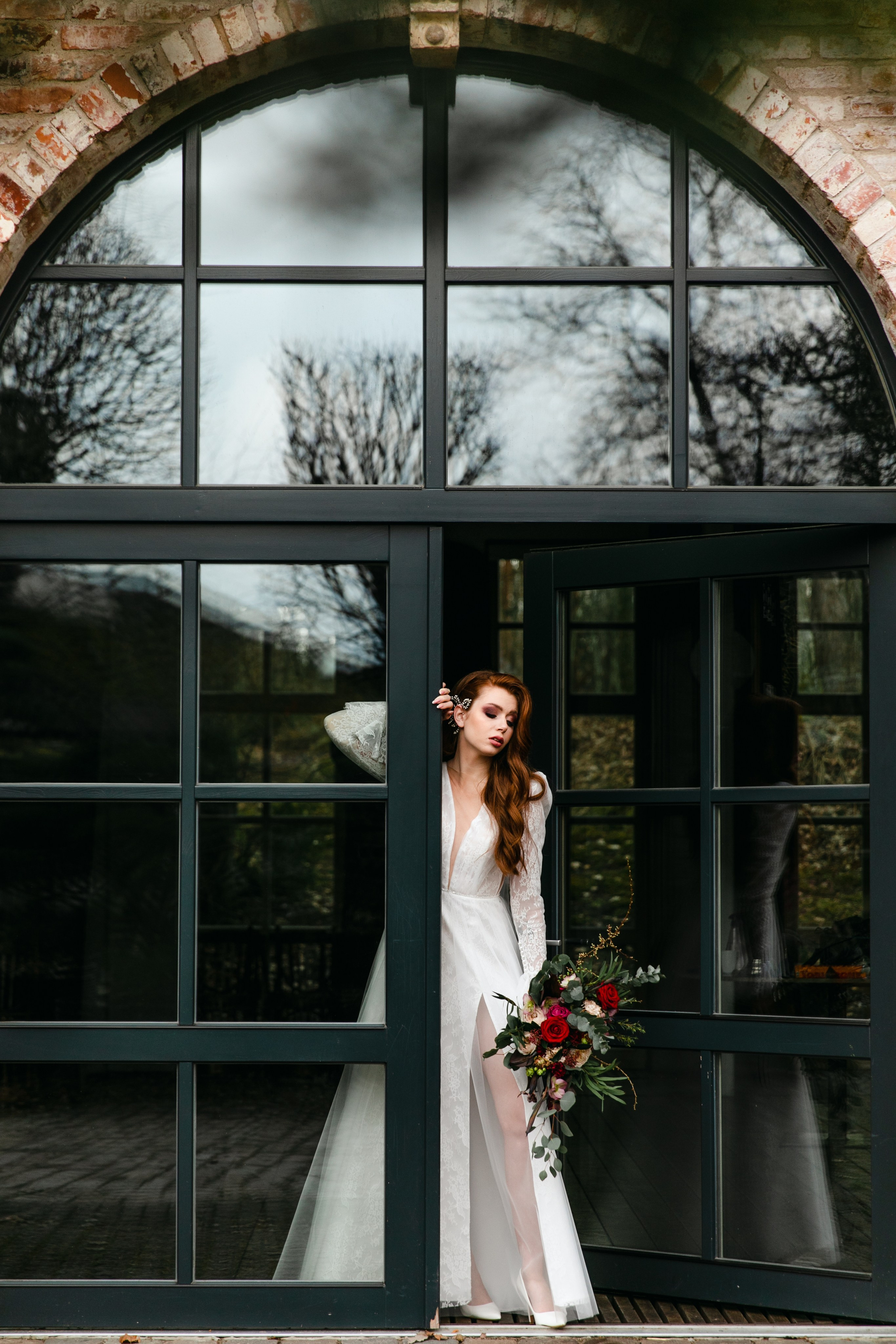 Līgavas fotosesija gara baltā kleita Rīga Sandra Garanča